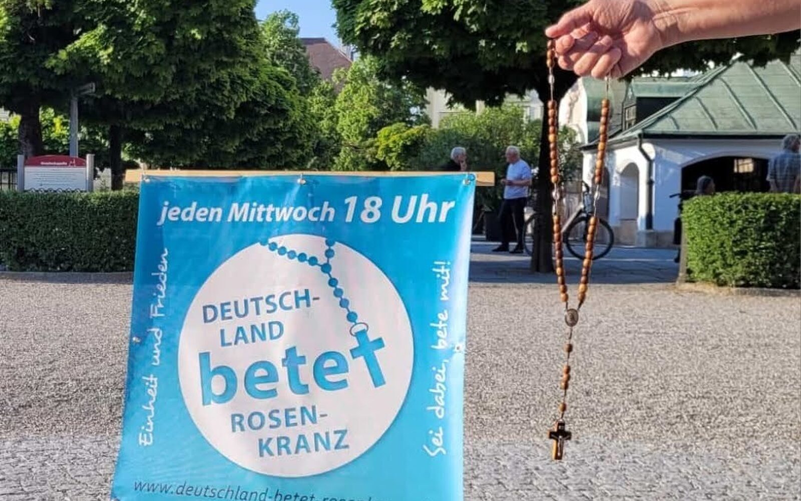 Foto: Manfred Benkert Das hellblaue Logo der Initiative kann man unterschiedlich verstehen. Das zweite „t“ beim Verb kann als Feststellung und Imperativ gemeint sein.