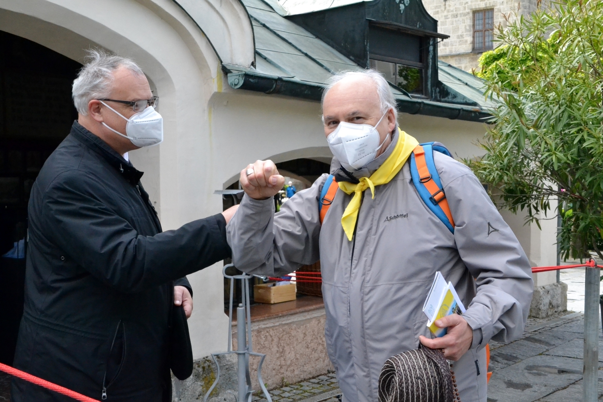 Bischof Rudolf Voderholzer wird von Wallfahrtsrektor Prälat Dr Klaus Metzl begrüßt 22 05 2021 7