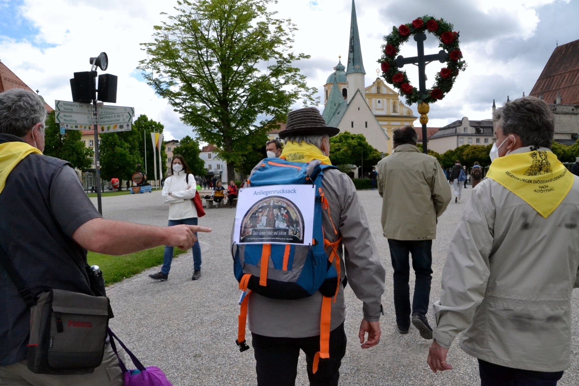 Delegation der Regensburger Fußwallfahrt bringt Anliegenrucksack nach dem Pilgergottesdienst in der Basilika zur Gnadenkapelle 22 05 2021 1