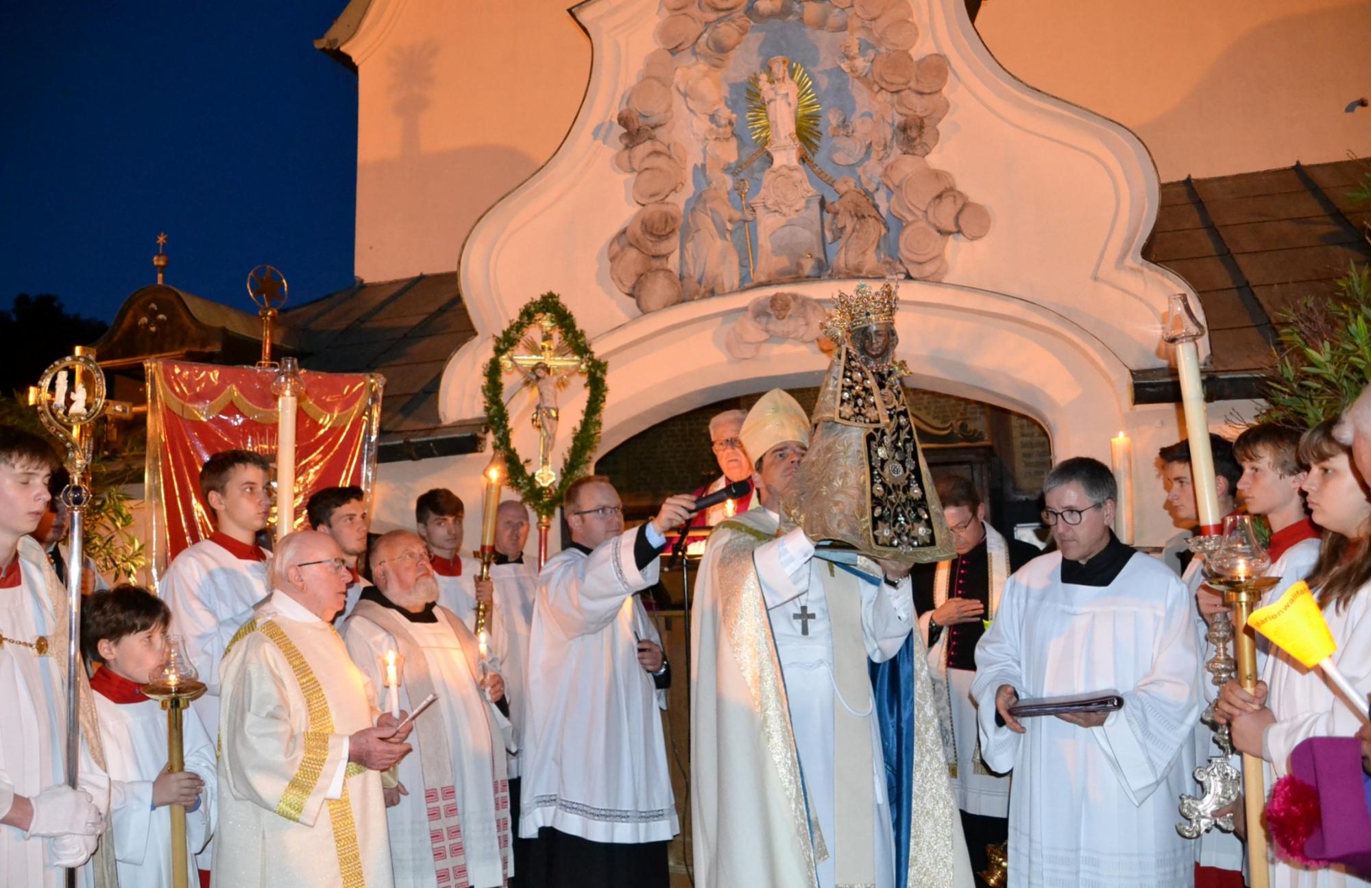 100-Jahre-Gnadenbildflucht-Schlusssgen-mit-Gnadenbild-durch-Bischof-Stefan-Oster-31.5.2019-19