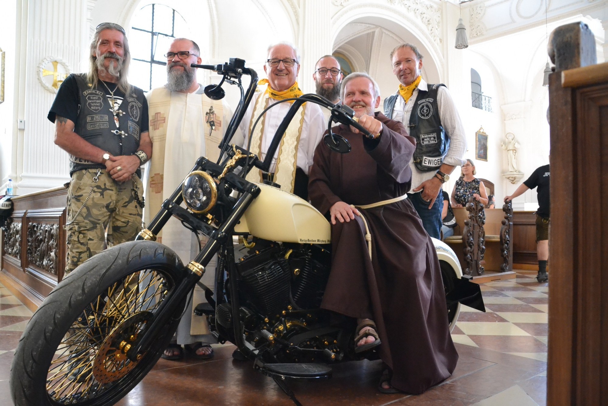 190630_Papst_Harley_1