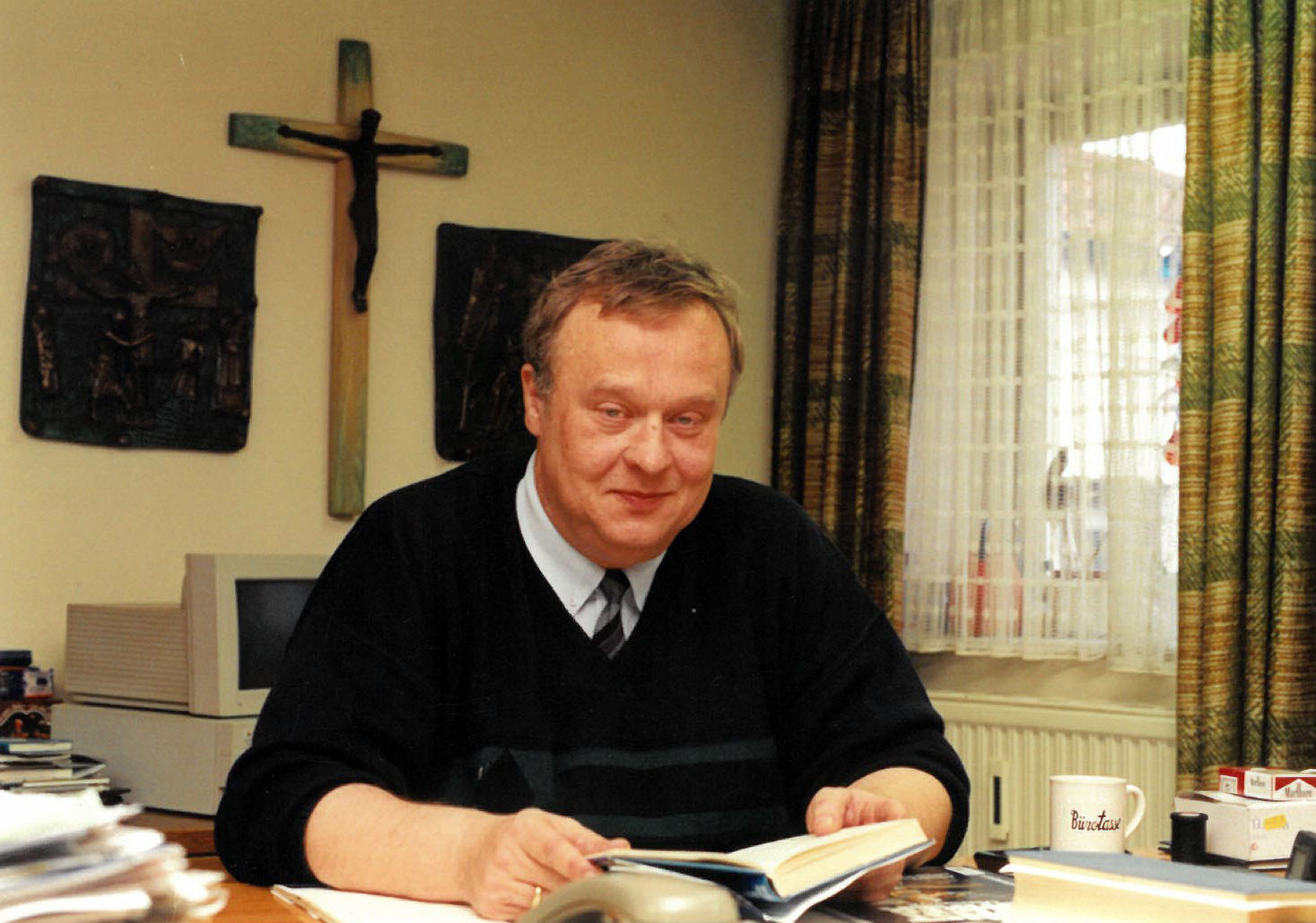 2022 03 21 pb alb peter becker im redaktionsbuero