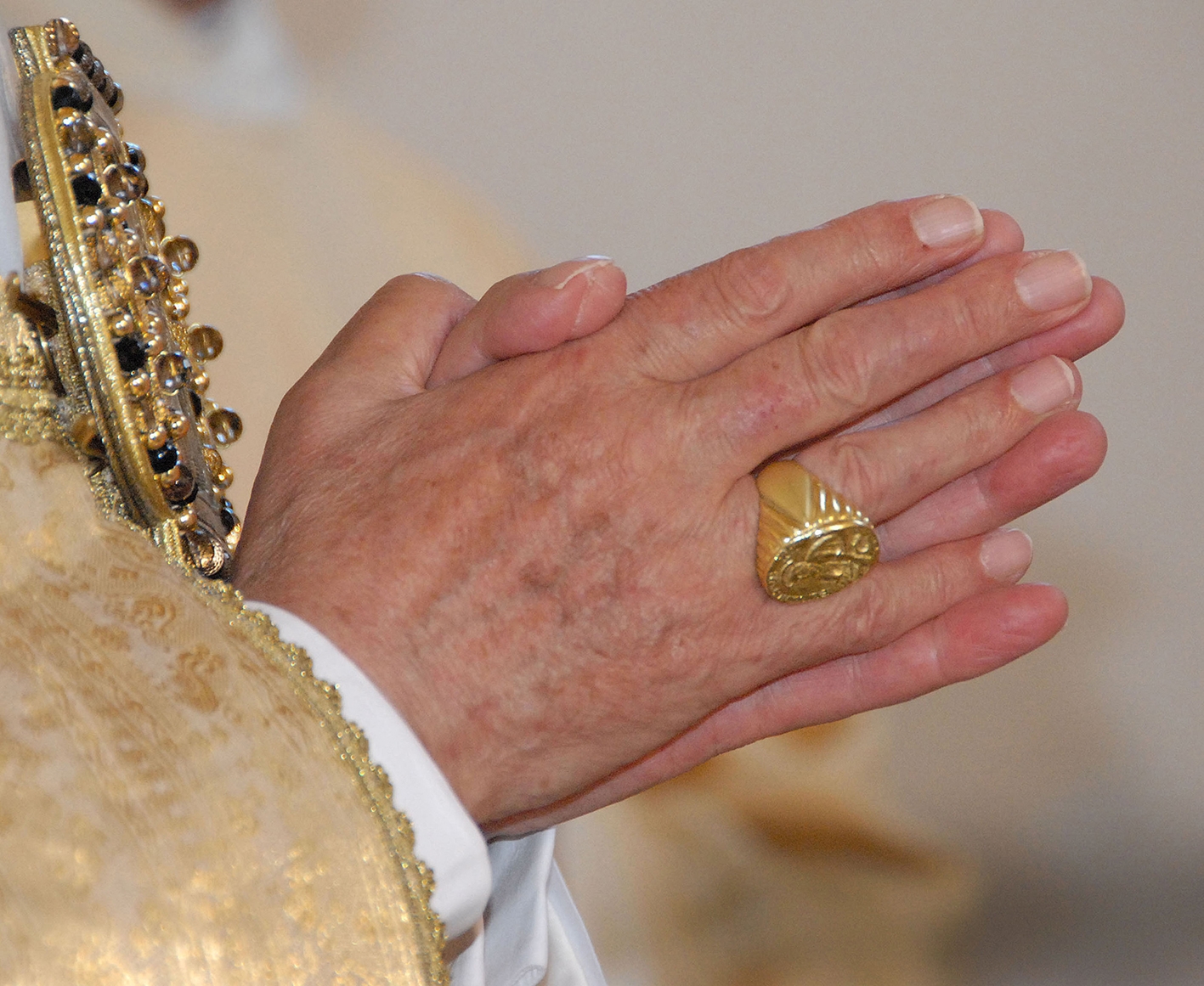 2024 10 27 pb alb papst benedikt XVI betende haende