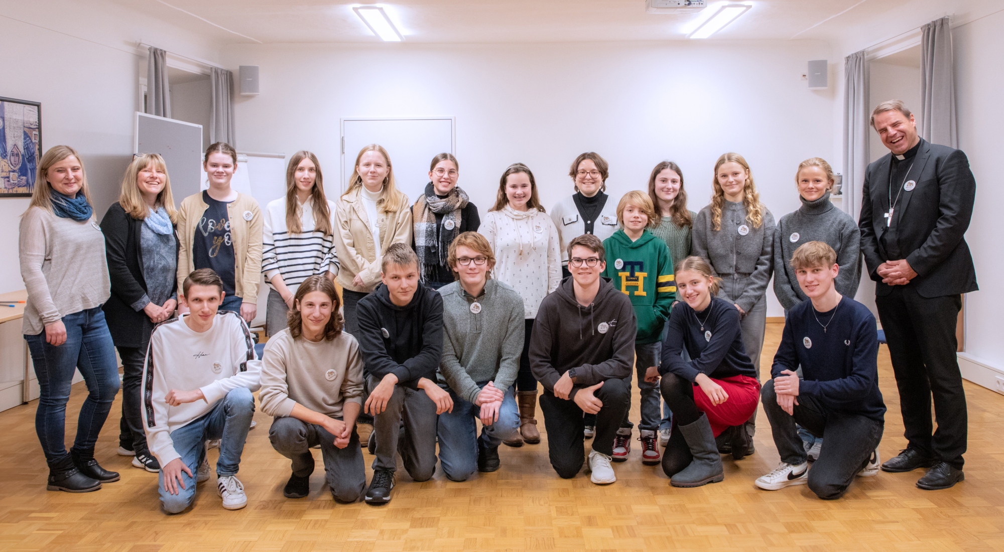 231123 Bischof Jugendliche 1a