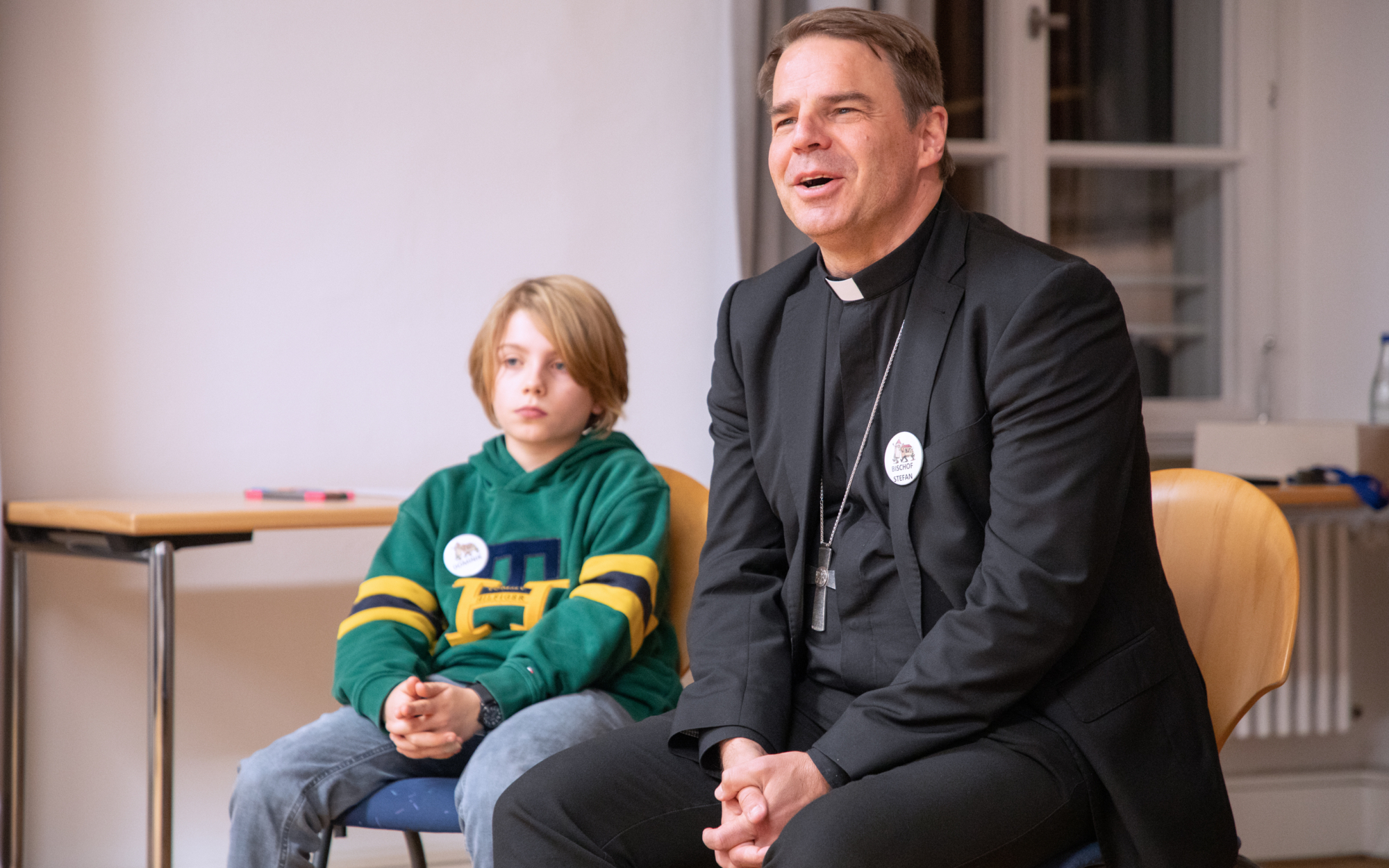 231123 Bischof Jugendliche 3