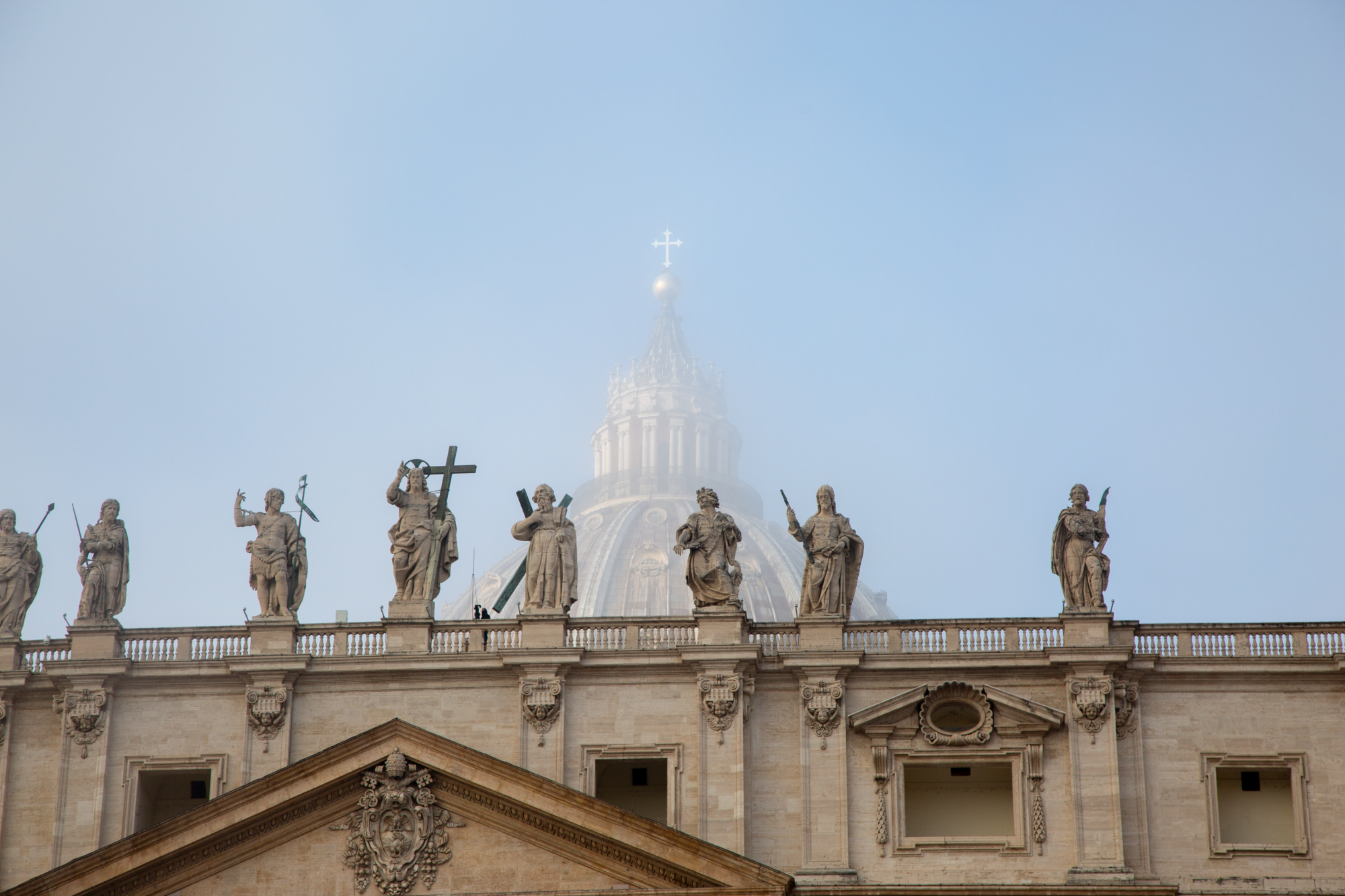 Beisetzung von Papst em Benedikt XVI Kuppel des Petersdoms im Nebel