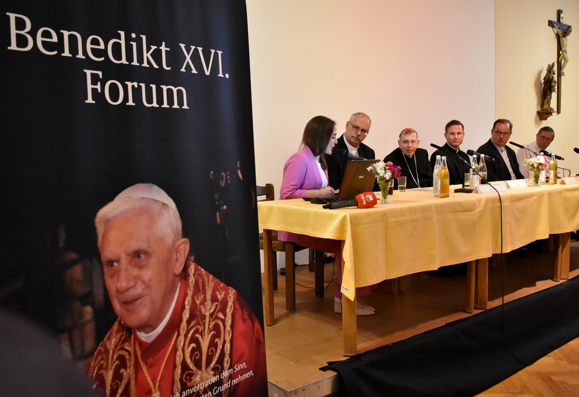 Bild 1 Benedikt XVI Forum in A Oe 10 07 2024 Auftakt im BGZ