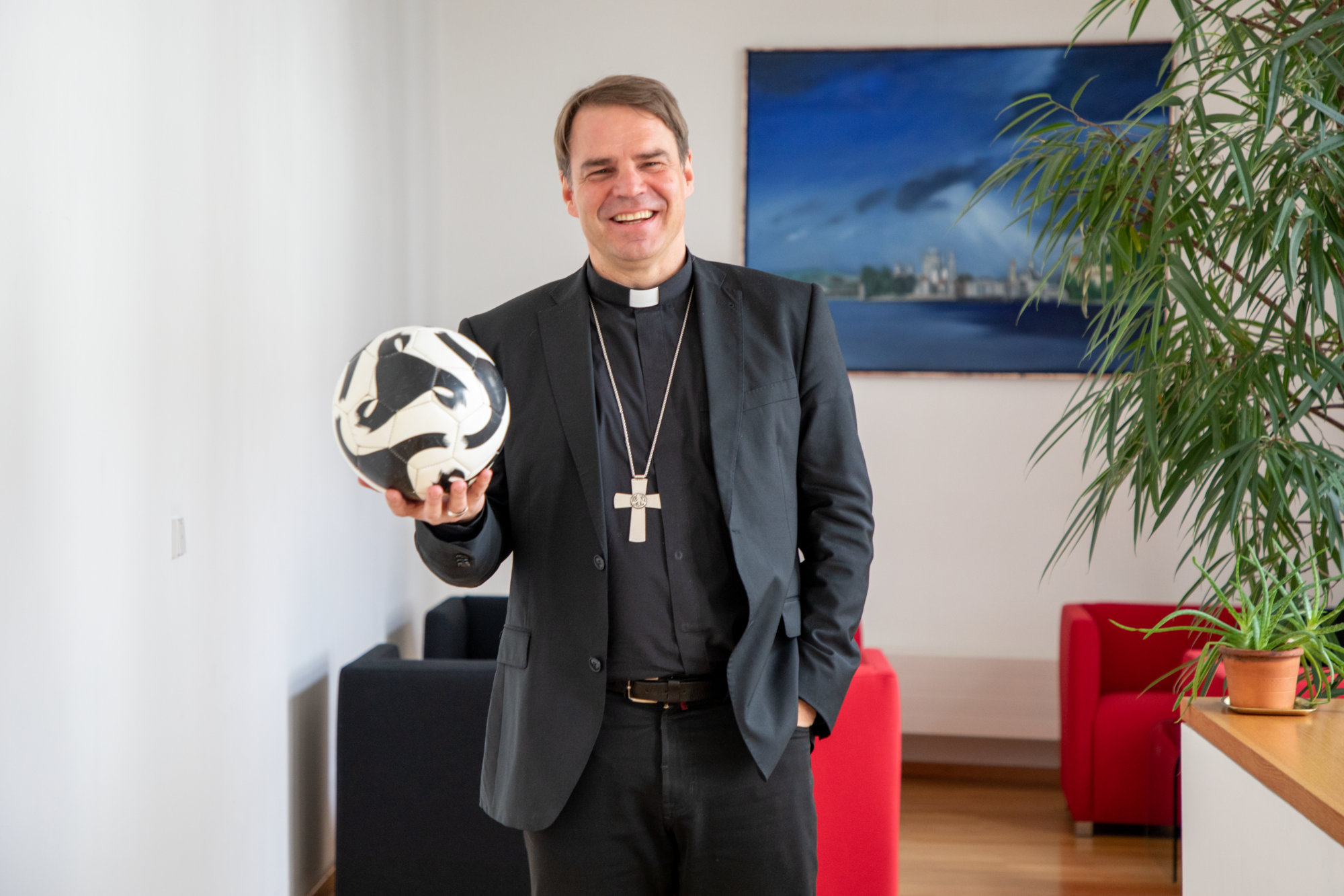 Bischof Stefan Oster SDB mit Fussball 2 Susanne Schmidt