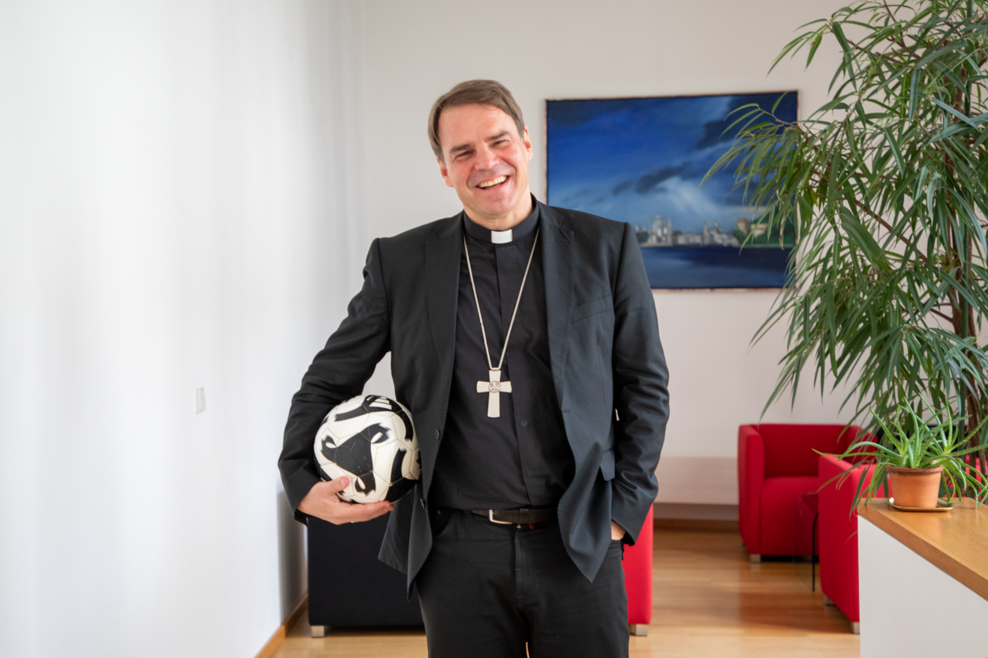 Bischof Stefan Oster SDB mit Fussball 4 Susanne Schmidt Susanne Schmidt
