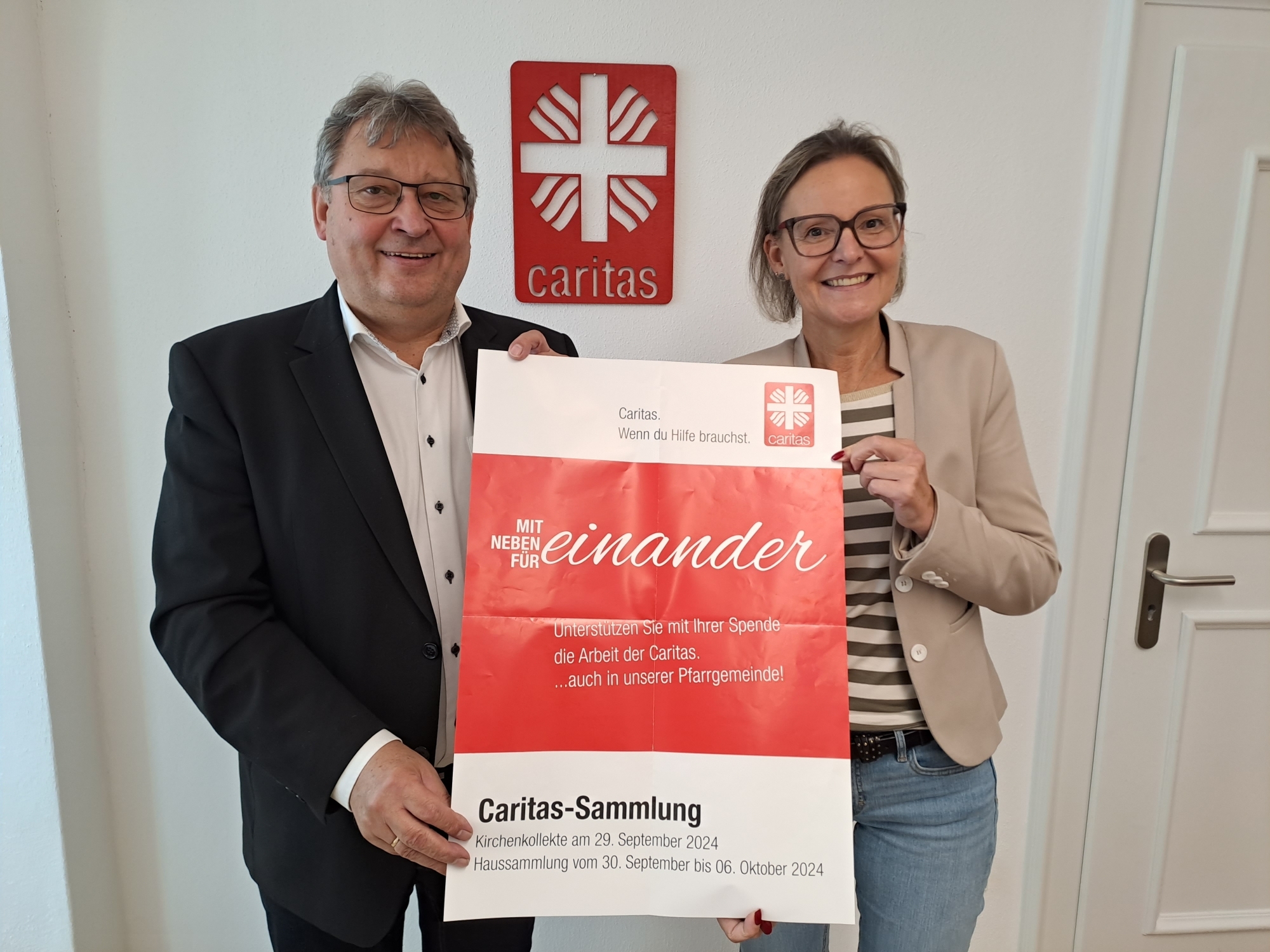 Caritas Vorstaende werben fuer Herbstsammlung