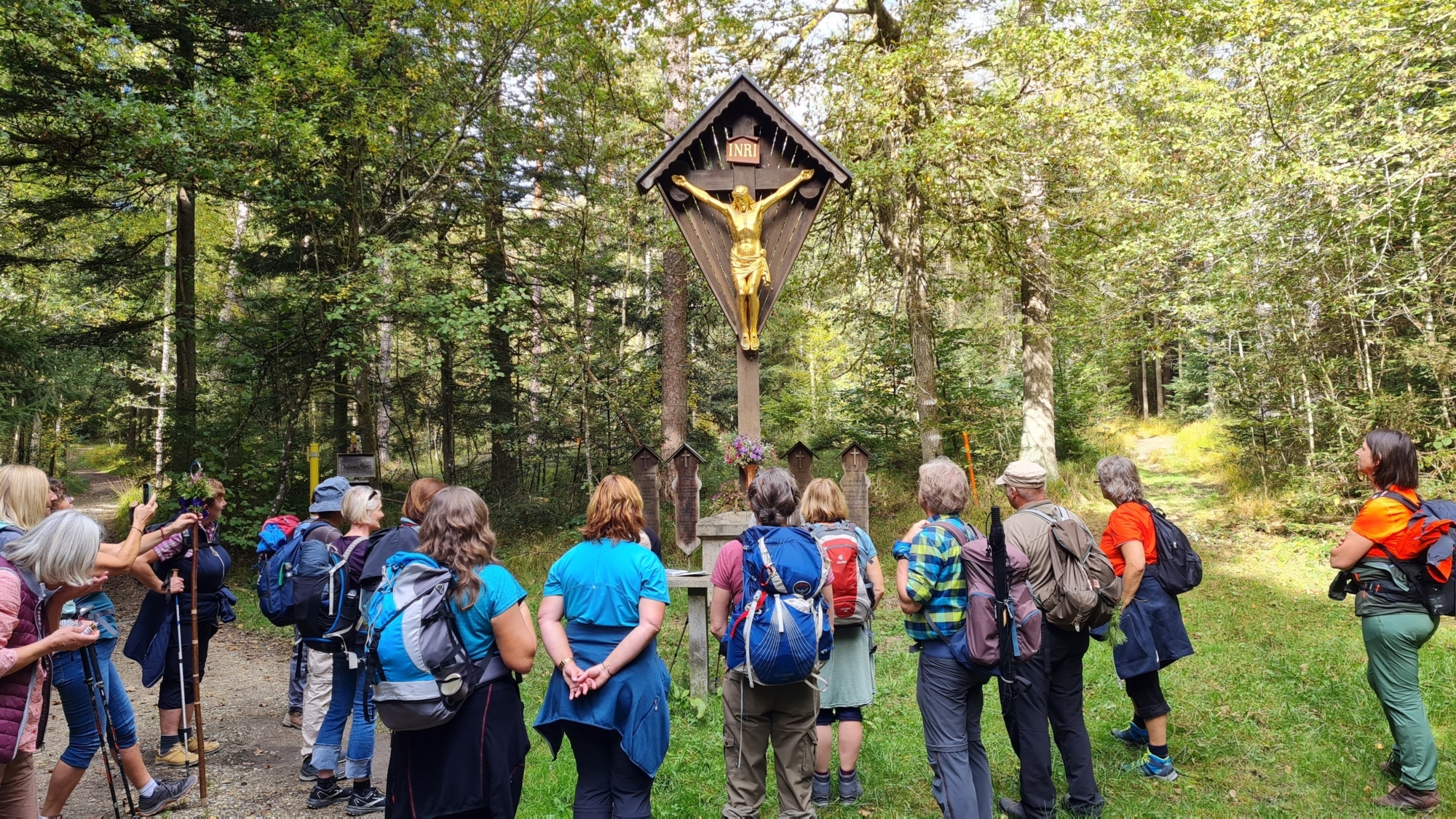 Goldenes Kreuz bei Neuhausen laedt zum Danken ein