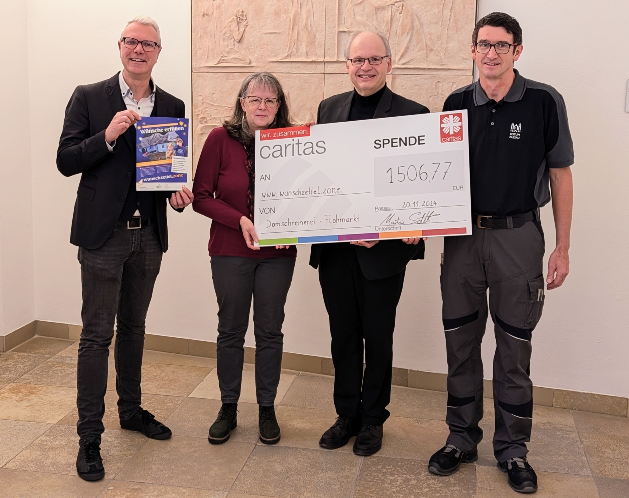 Gruppenfoto mit Scheck 2