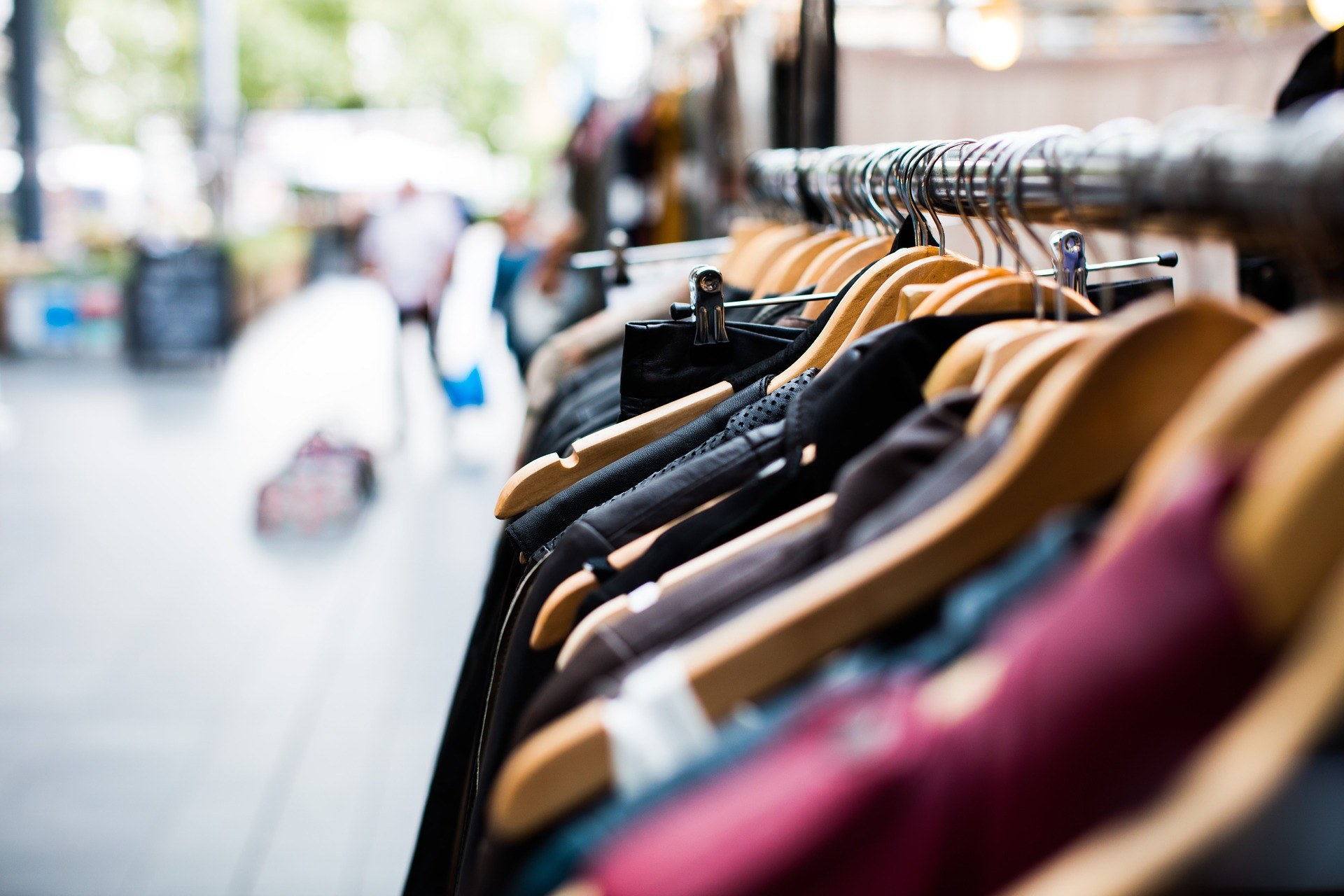 Kleiderständer by pexels cc0 gemeinfrei pixabay pfarrbriefservice