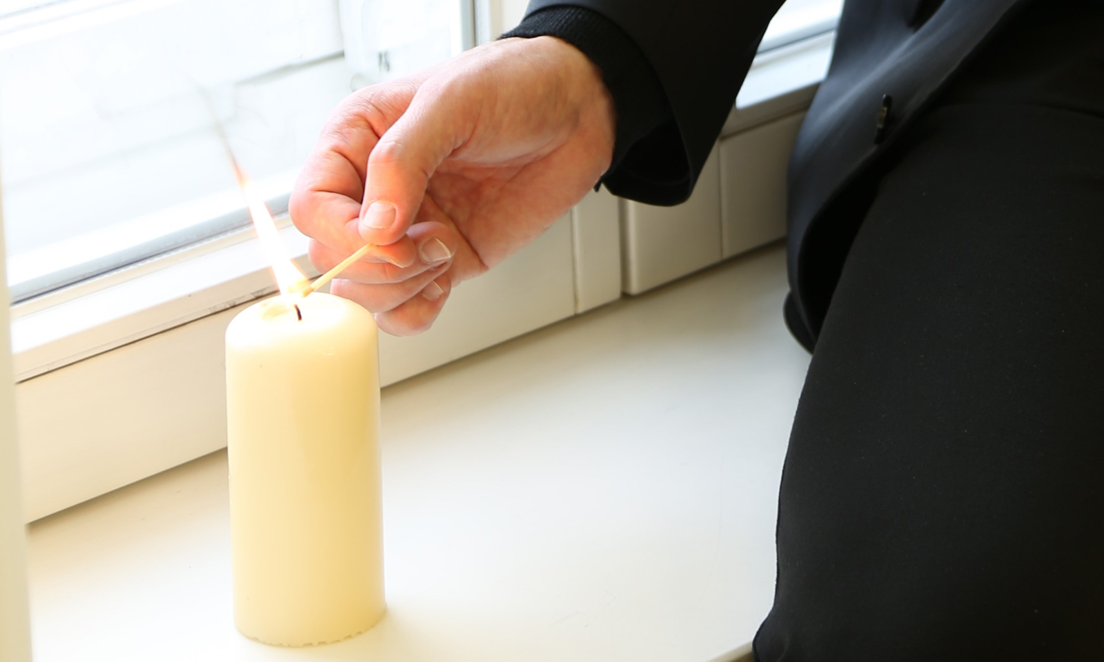 Lichtfenster Kerze Bischof quer