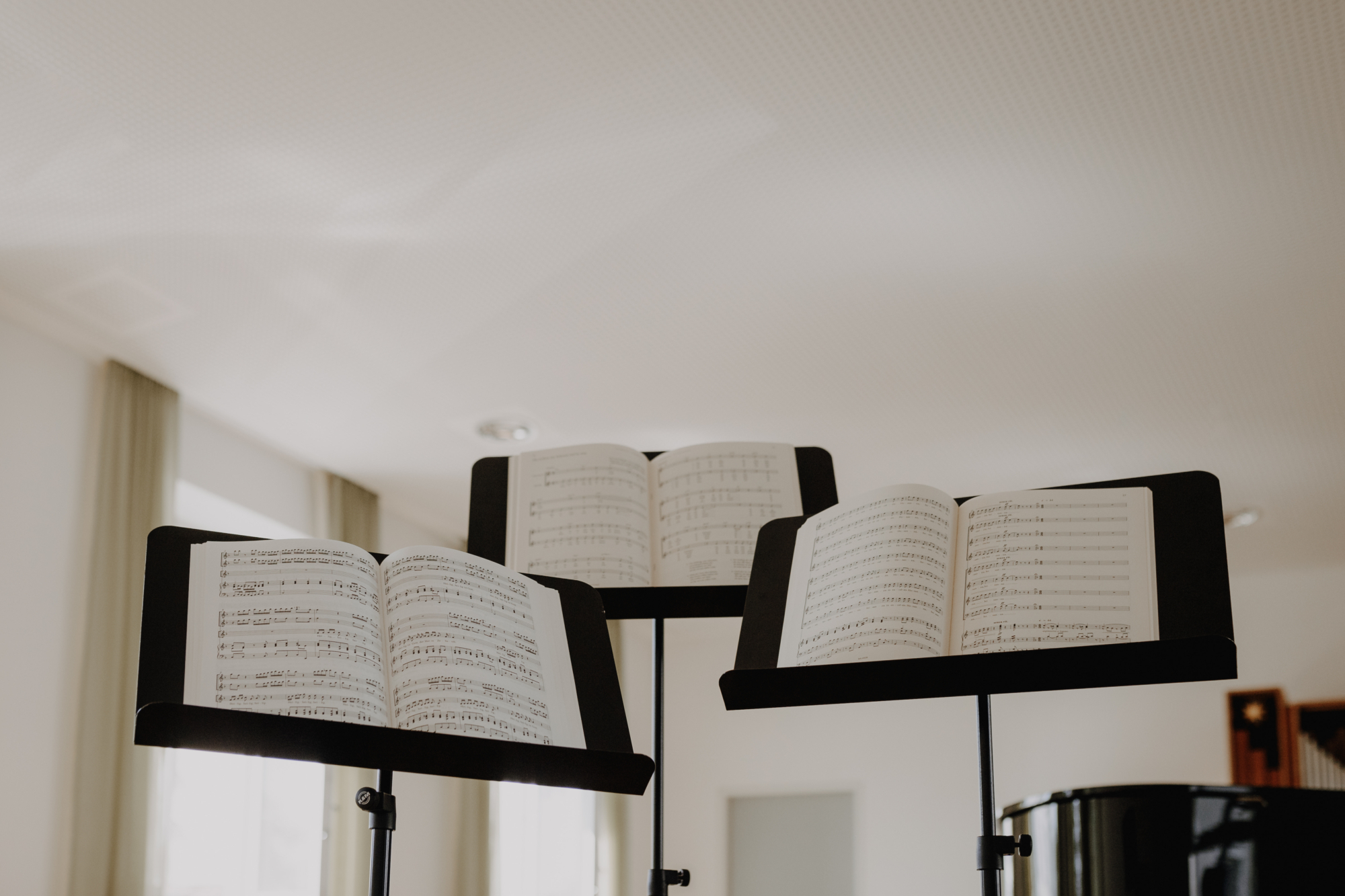 Notenbuch und Notenstaender Martina Feicht