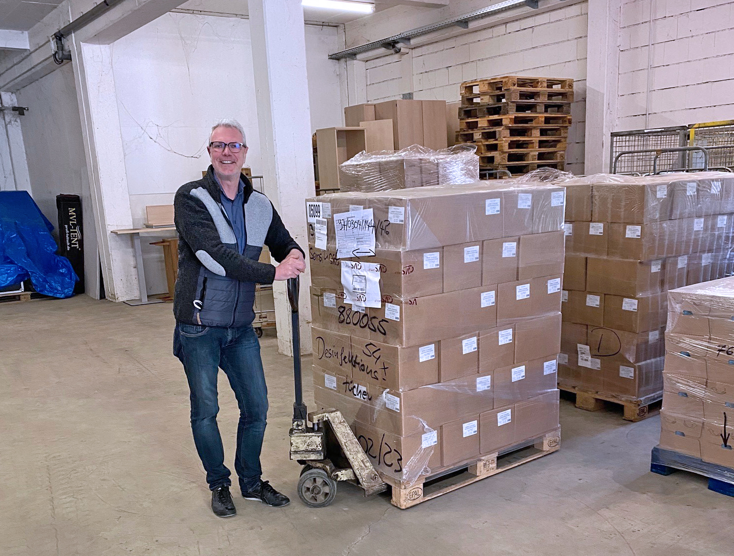 Paletten fuer Hilfstransport Caritasverband Passau