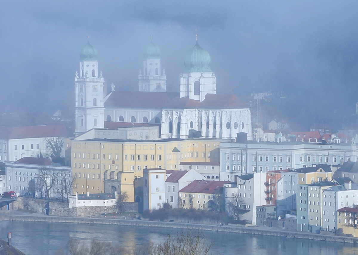 Passau Dom Stephansdom im Nebel