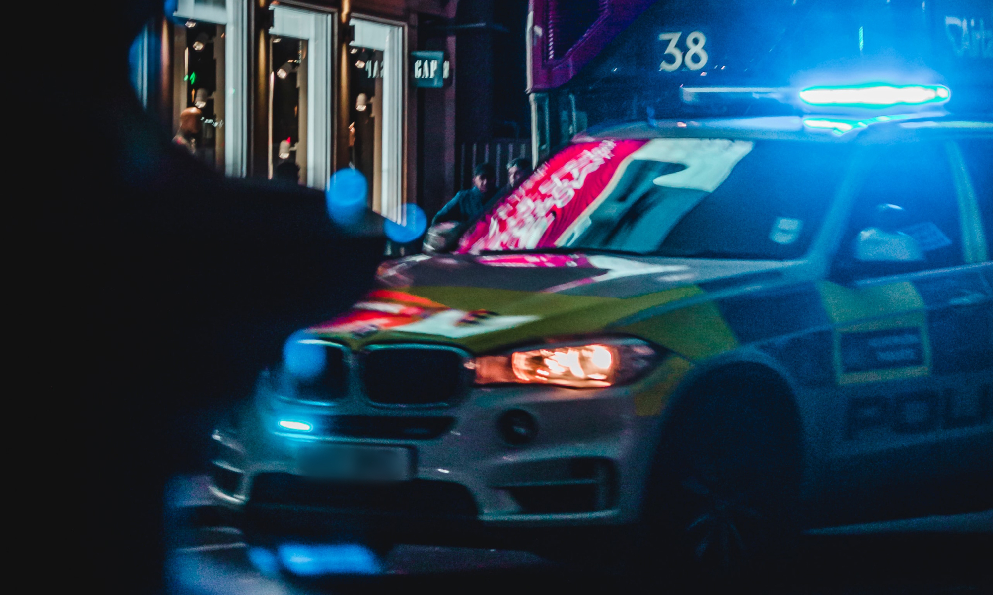 Polizei Karl Bewick Unsplash