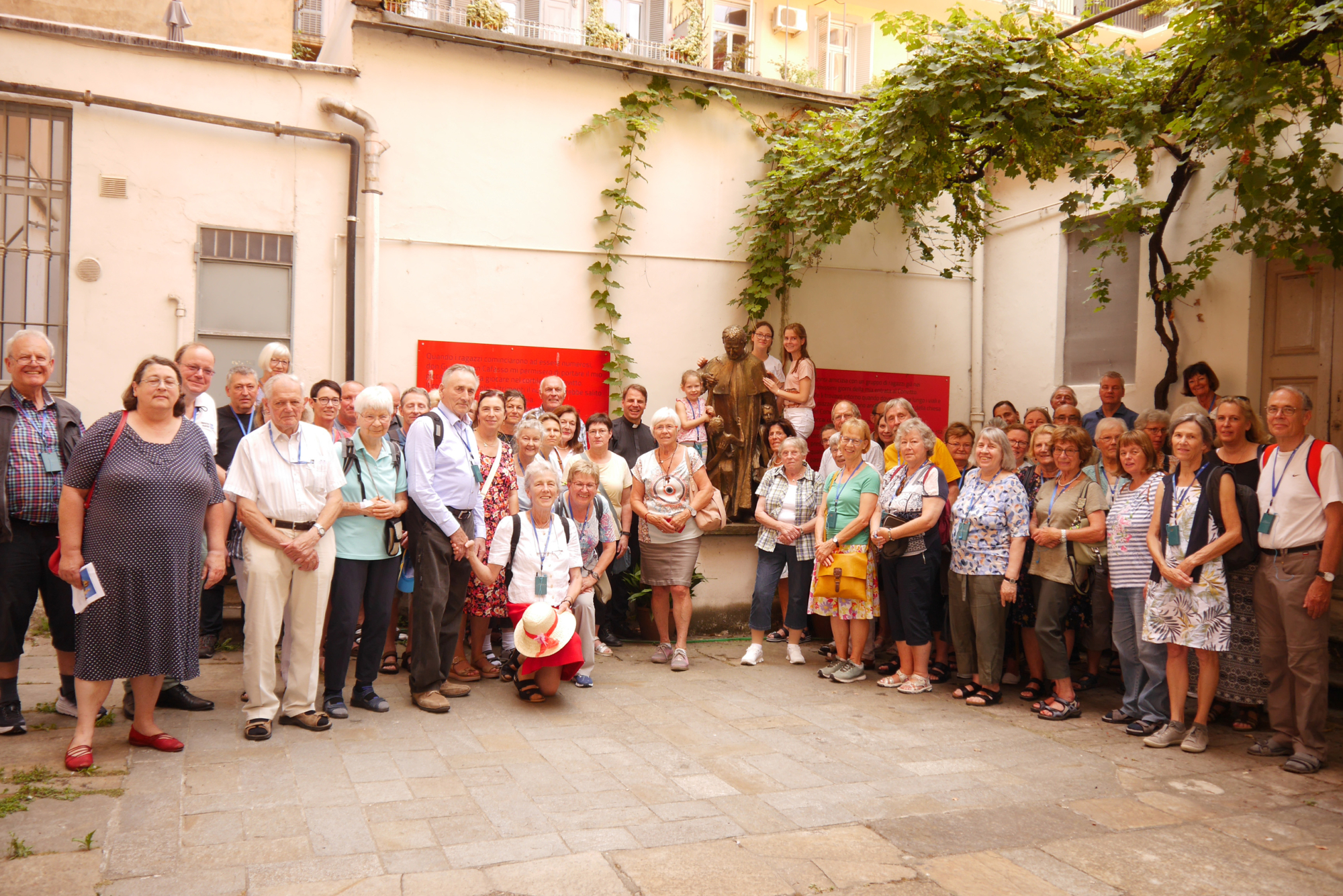 Turinfahrt 2022 Elisabeth Grubl Gruppenfoto im Innenhof von San Francesco d Assisi quer