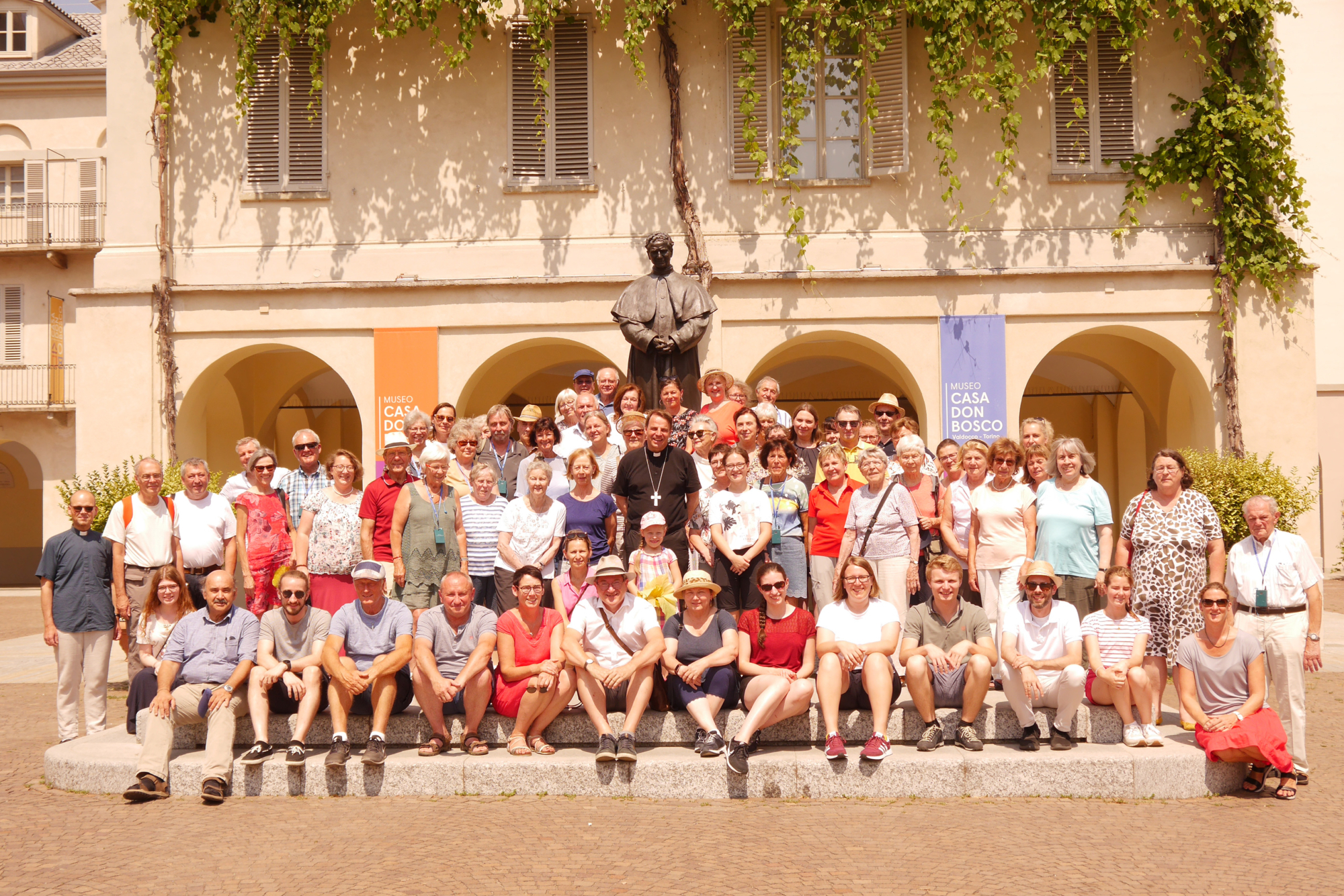 Turinfahrt 2022 Elisabeth Grubl Gruppenfoto vor dem Wohnhaus von Don Bosco in Valdocco quer