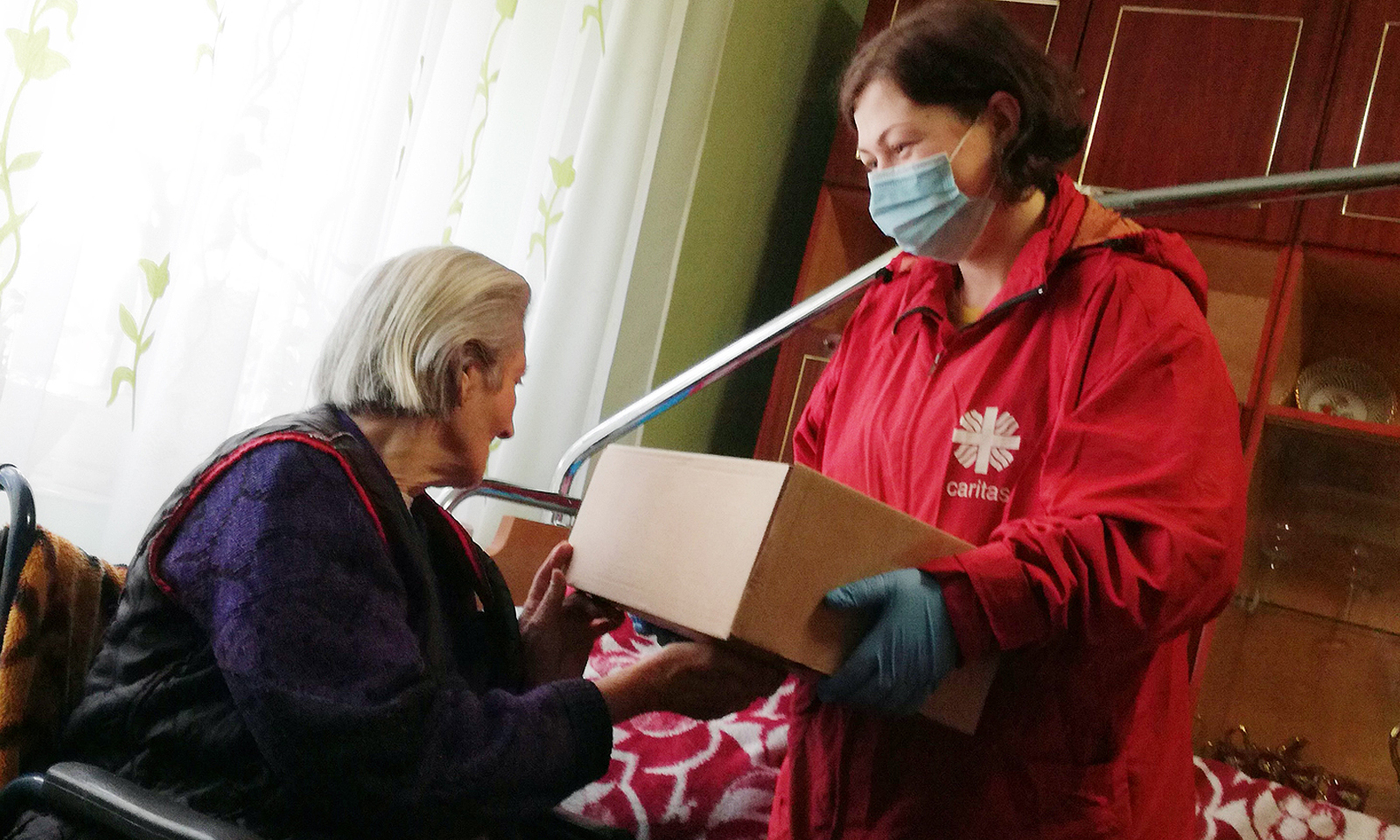 Übergabe Päckchen Hauskrankenpflege 2020 quer