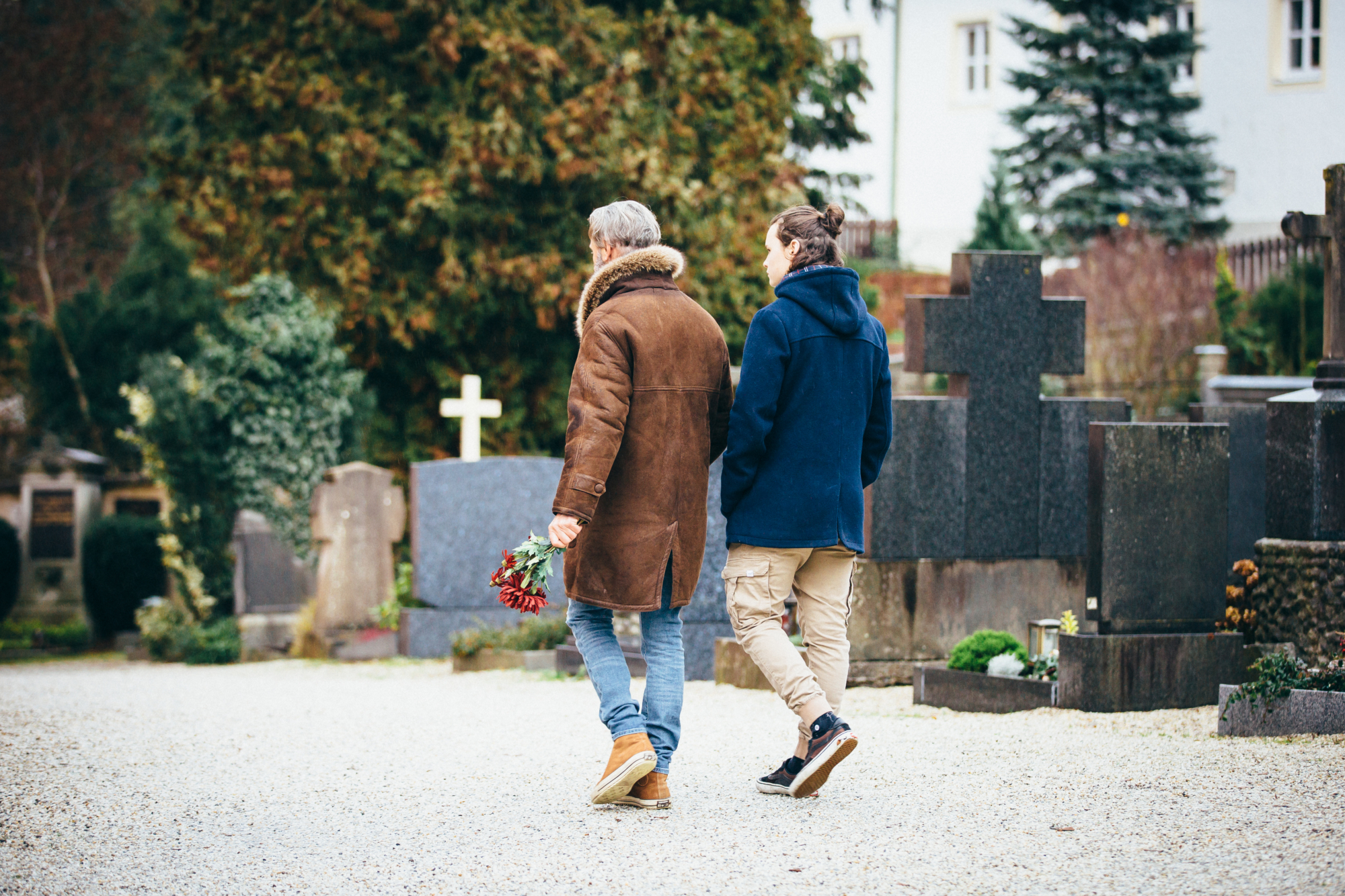 Vater und Sohn machen Friedhofsbesuch