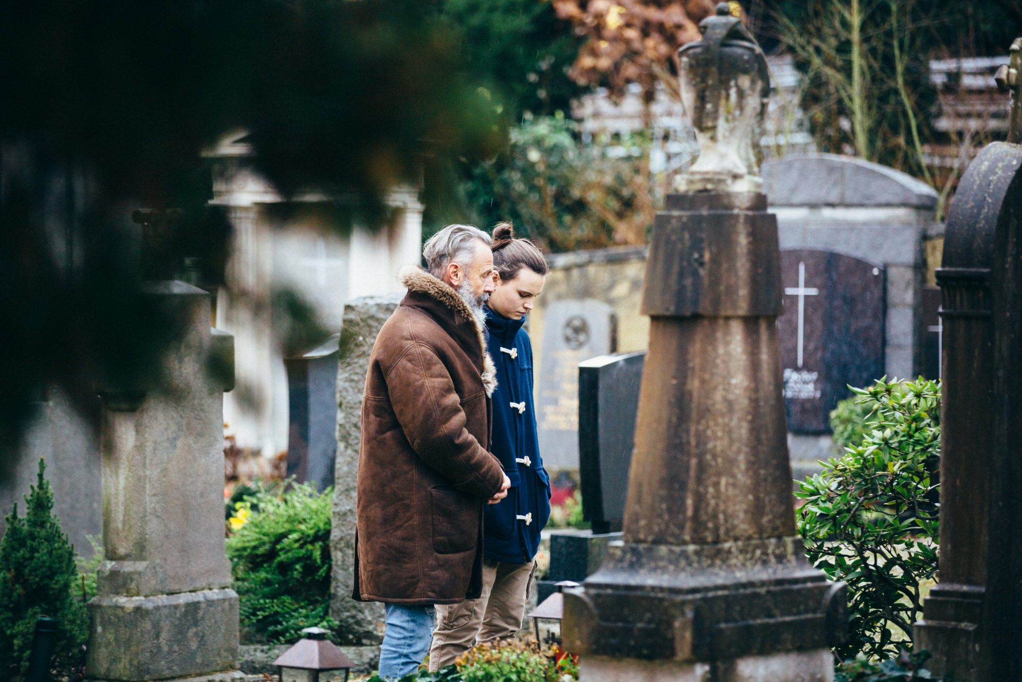 Vater und Sohn machen Friedhofsbesuch Simona Kehl