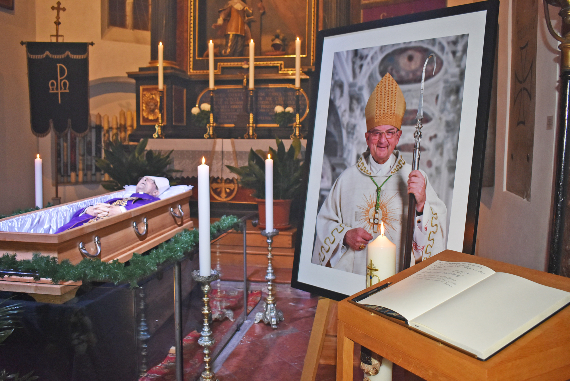 Verstorbener Bischof em Wilhelm Schraml in Tillykapelle überführt Dorfner