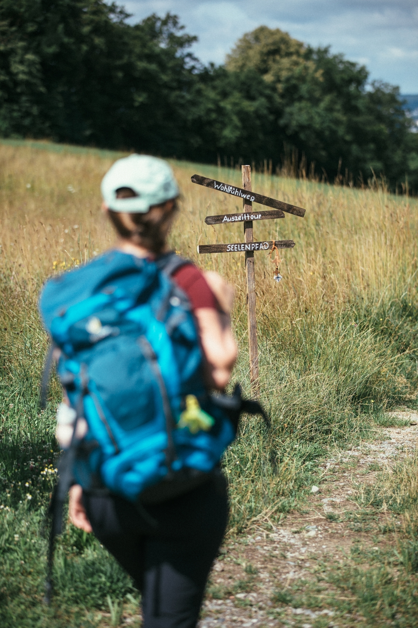 Wanderin geht auf Wegweiser zu Simona Kehl