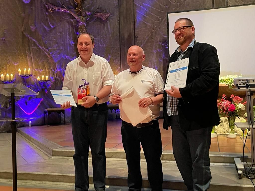 Zeugnisverleihung Lobpreisleiter an Johann und Henrik Pfingsten Holy Spirit Night 2022