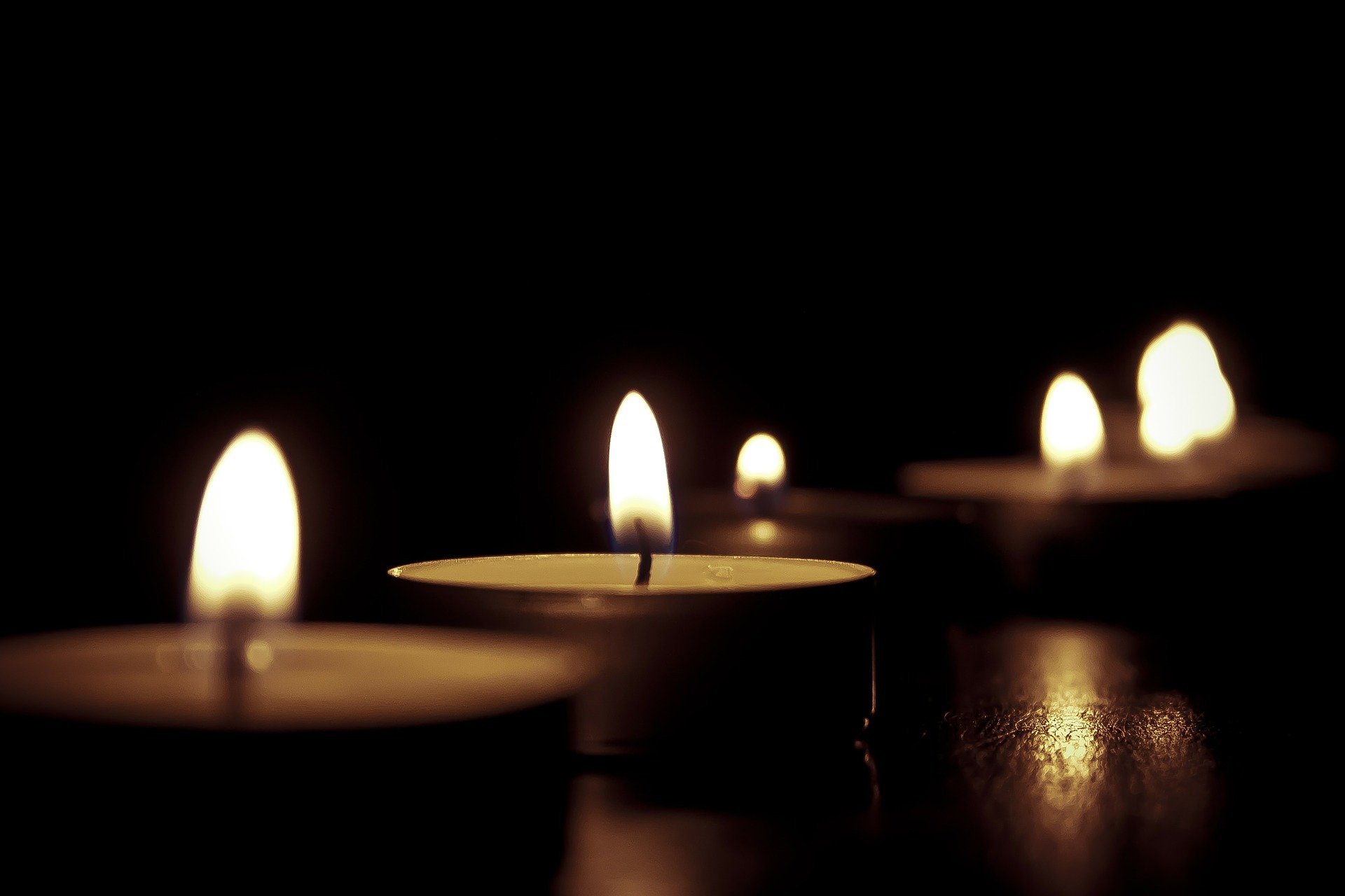 Candles 209157 1920 Bild von Katie Phillips auf Pixabay