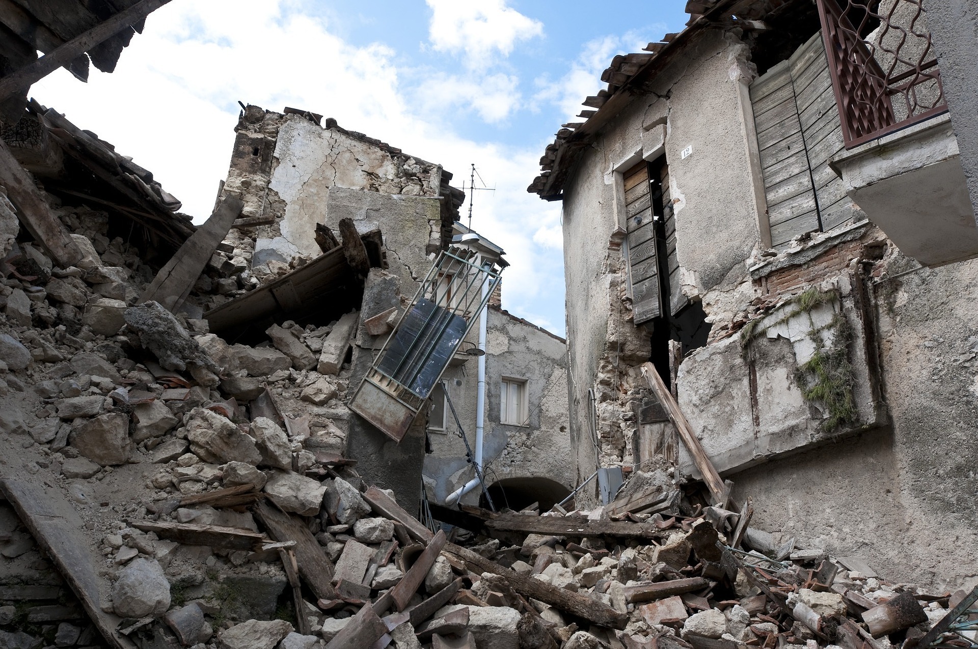 Earthquake pixabay