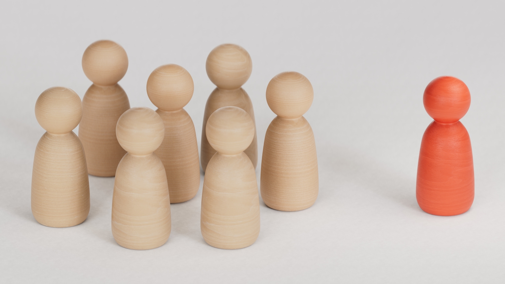 Holz-Figurengruppe_I Stock 1779477227