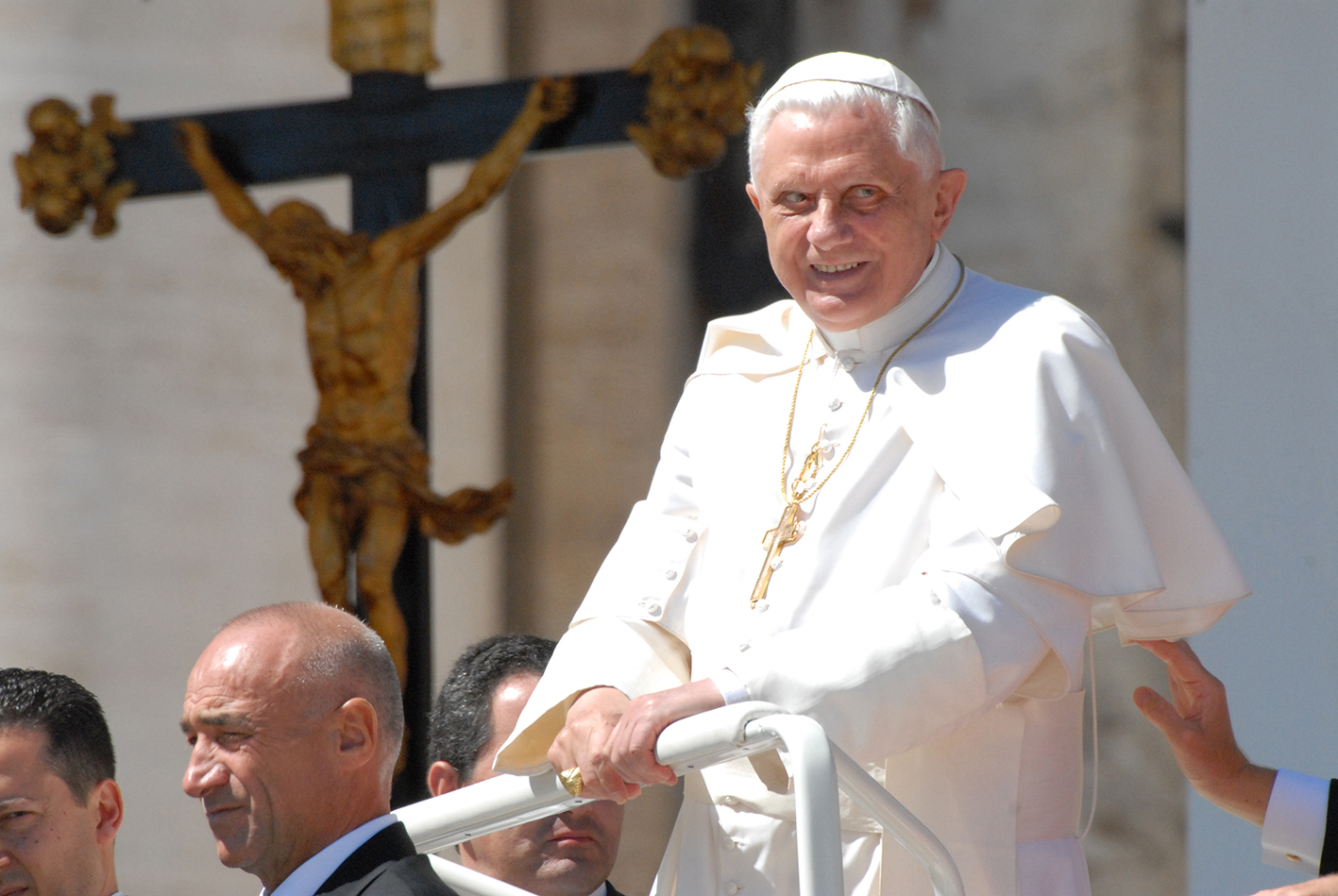 2023 01 02 pb alb papst benedikt papamobil und kreuz