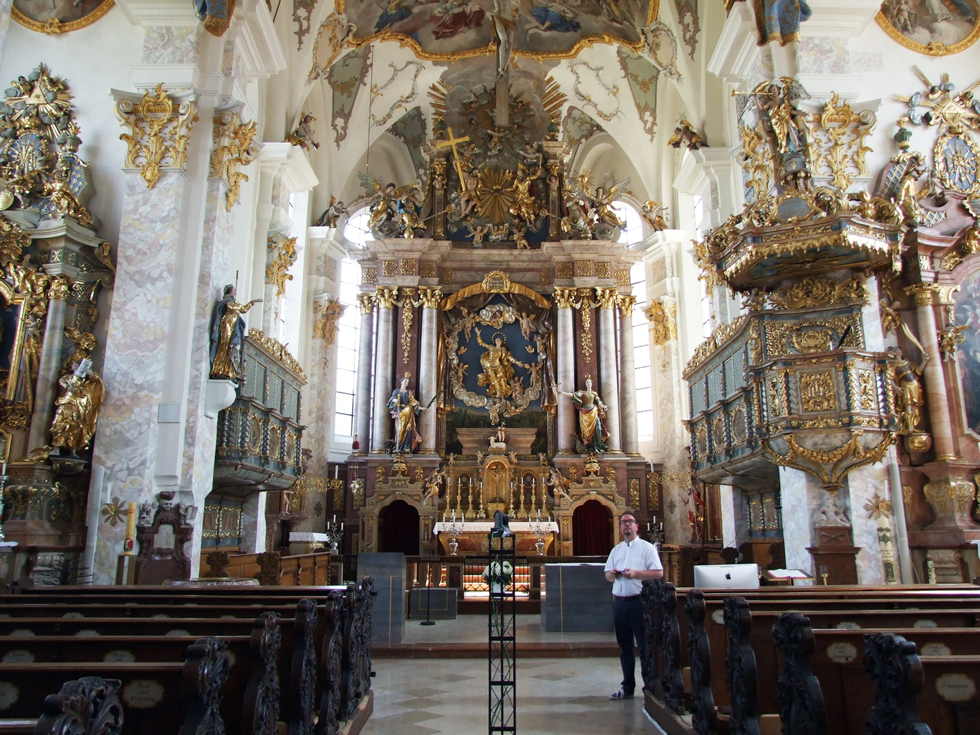 2021 08 23 wallfahrtskirche feichten impressionen1 blick auf hochaltar pfarrer michael witti