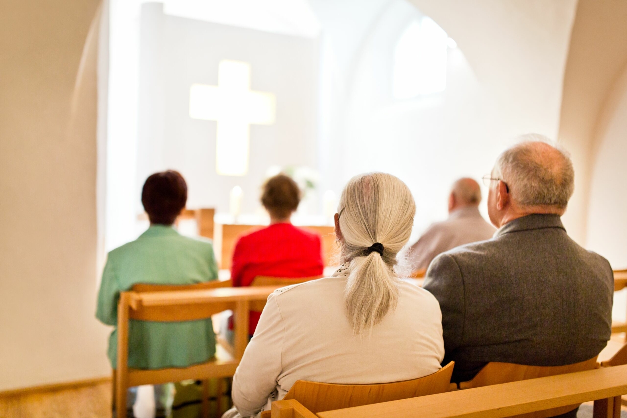Senioren sitzen in Kapelle