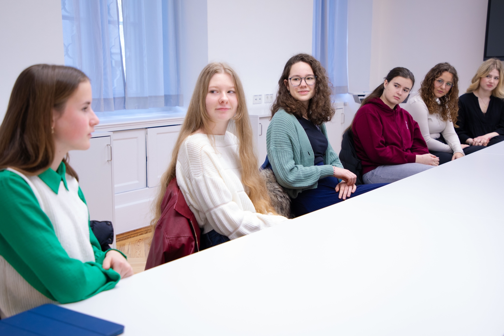 Bischof trifft Schuelersprecherinnen Gisela Schulen Stefanie Hintermayr 3