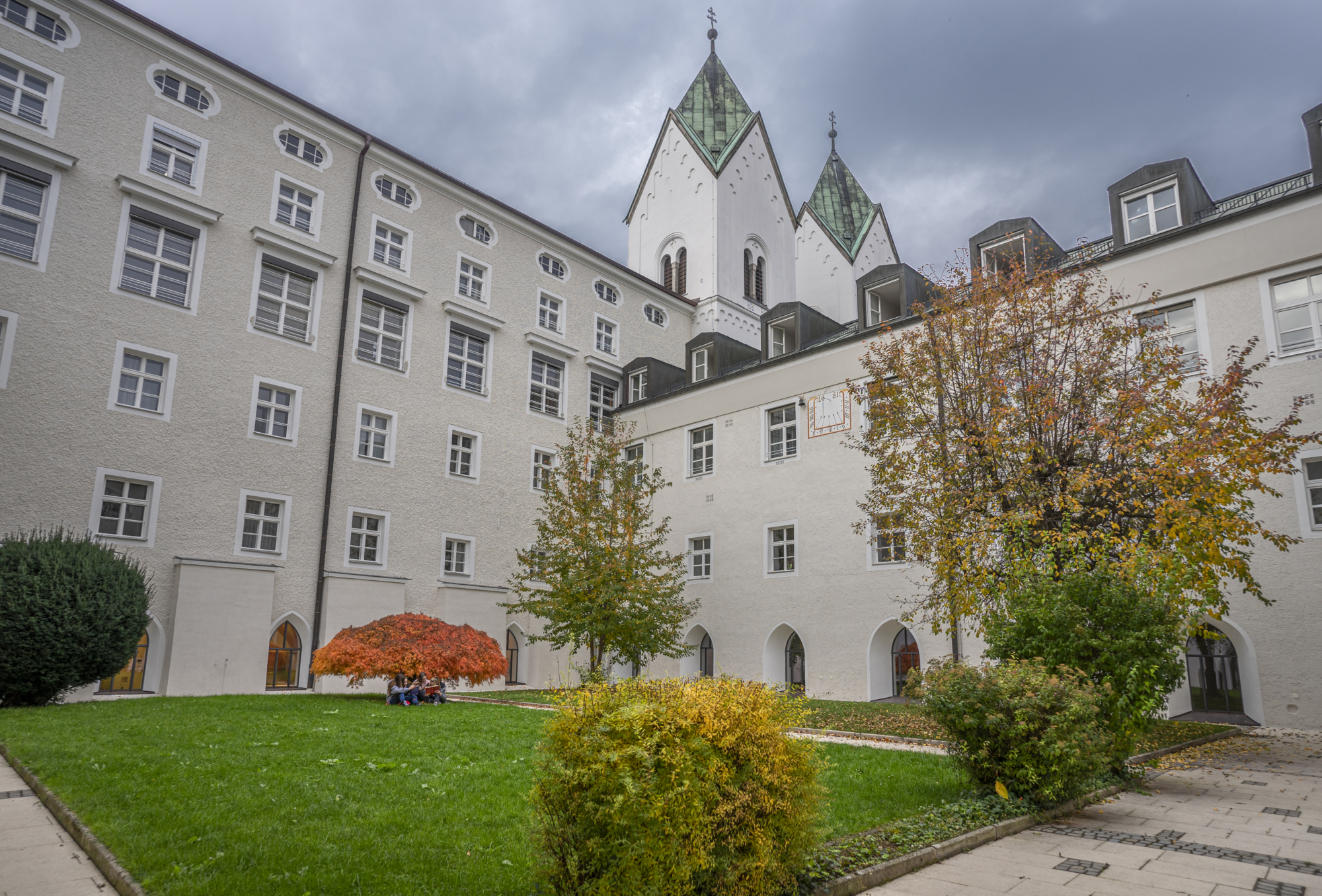 Niedernburg Kreuzgarten Herbst