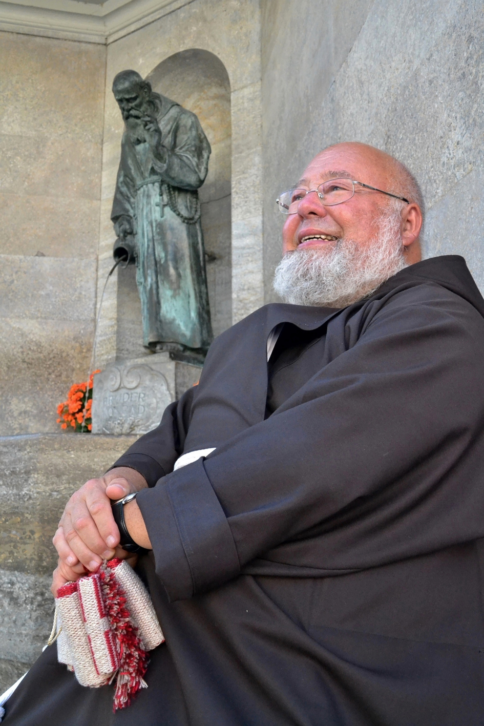 2020 03 17 aoelfb pater norbert schlenker vor bruder konradbrunnen
