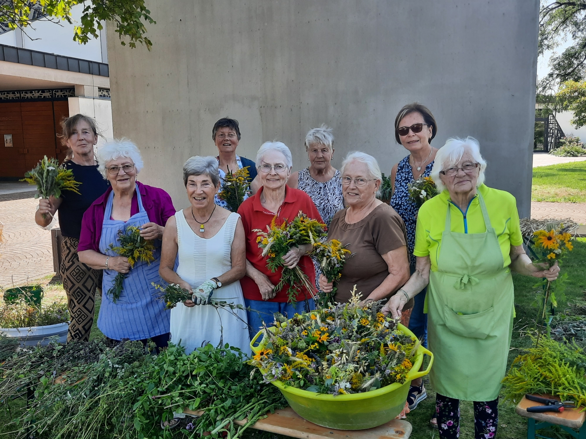 2023 08 August 14 Kraeuterbuschenbinden FB 2