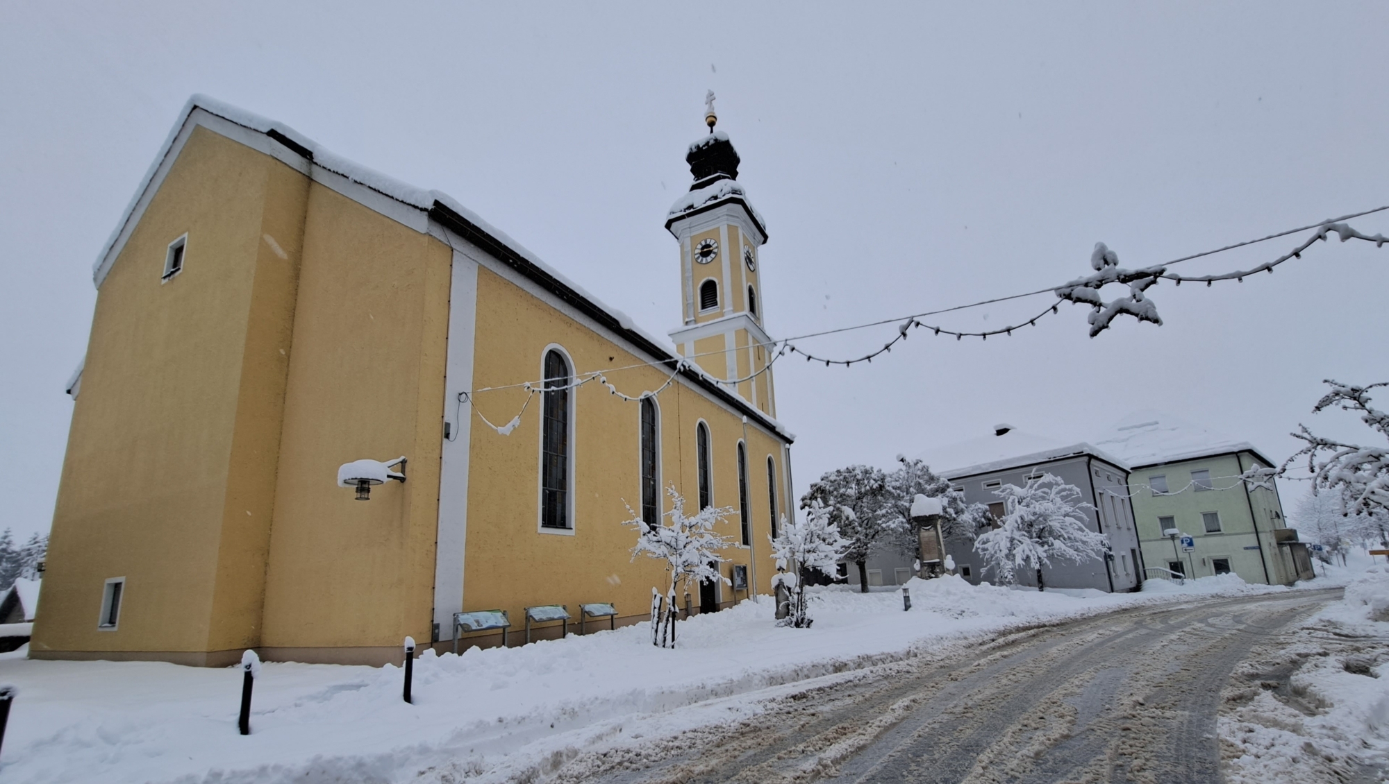 2023 12 02 Pfarrkirche Sankt Martin in Eis und Schnee