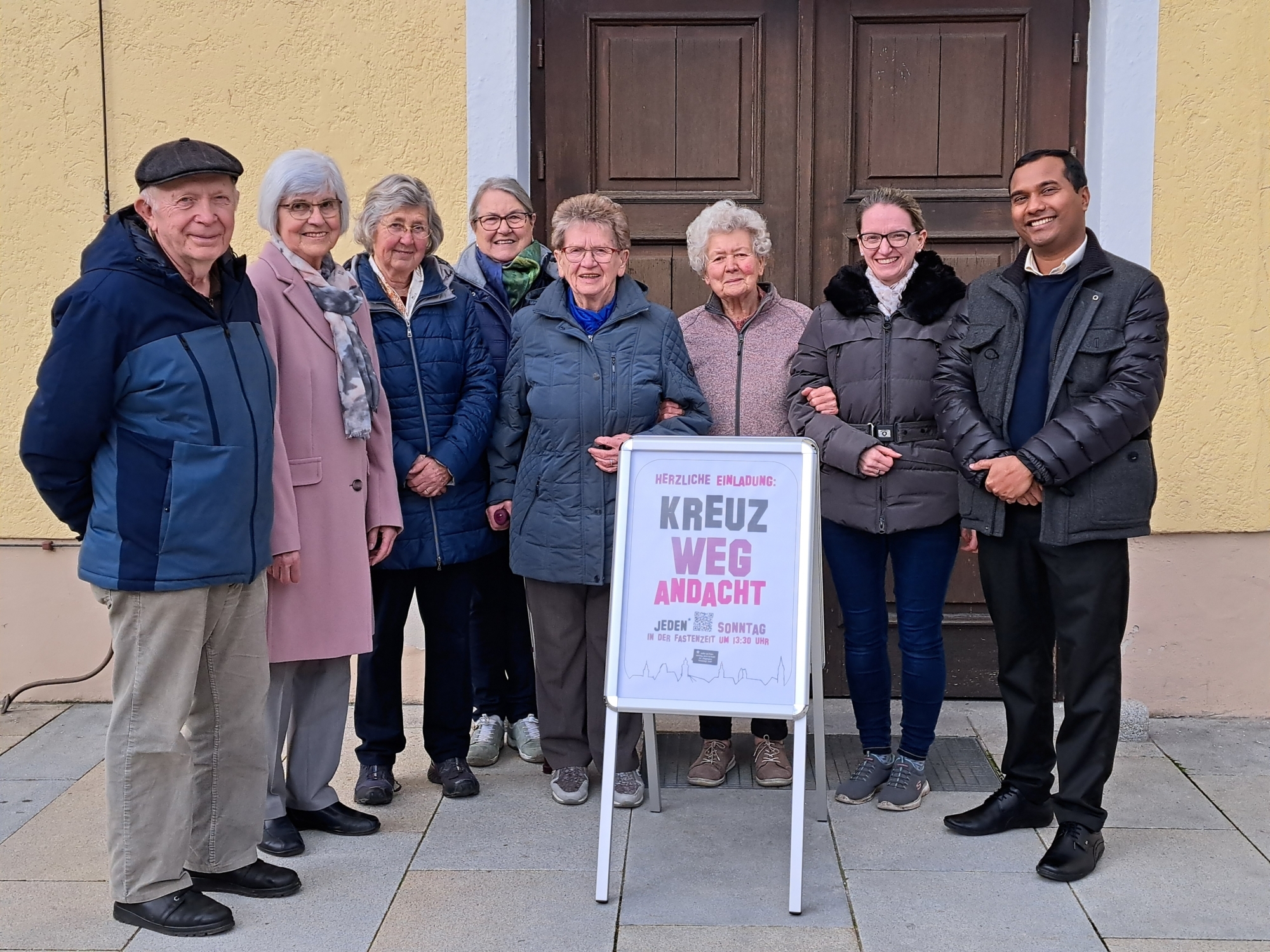 2024 02 18 Kreuzwegandacht Eichendorf Gruppenfoto mit Kundenaufsteller UA 7