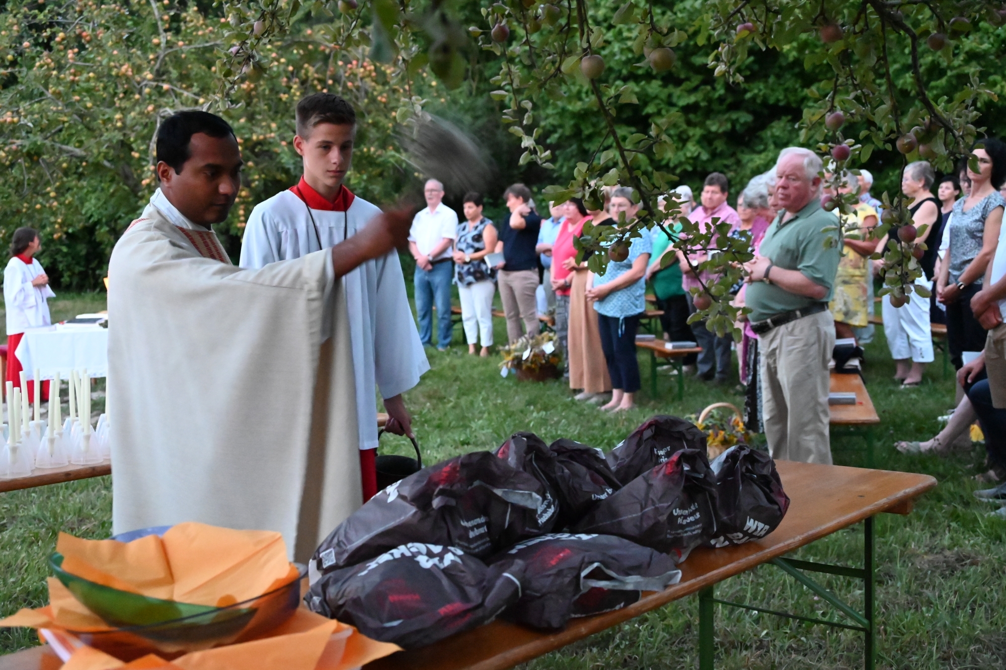 2024 08 14 Feldgottesdienst Haid Schulgarten Kraeuter Brotsegnung Mariae Himmelfahrt UA 209