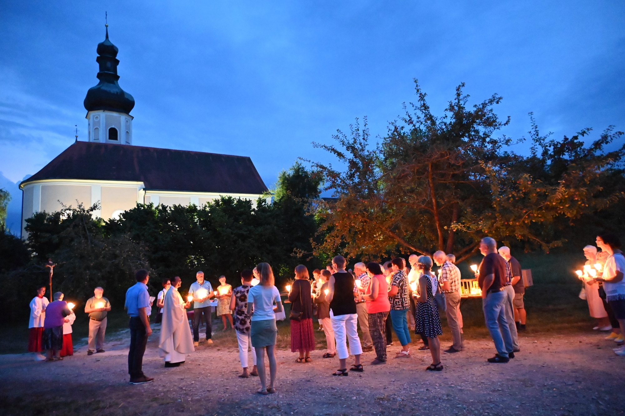 2024 08 14 Feldgottesdienst Haid Schulgarten Kraeuter Brotsegnung Mariae Himmelfahrt UA 318