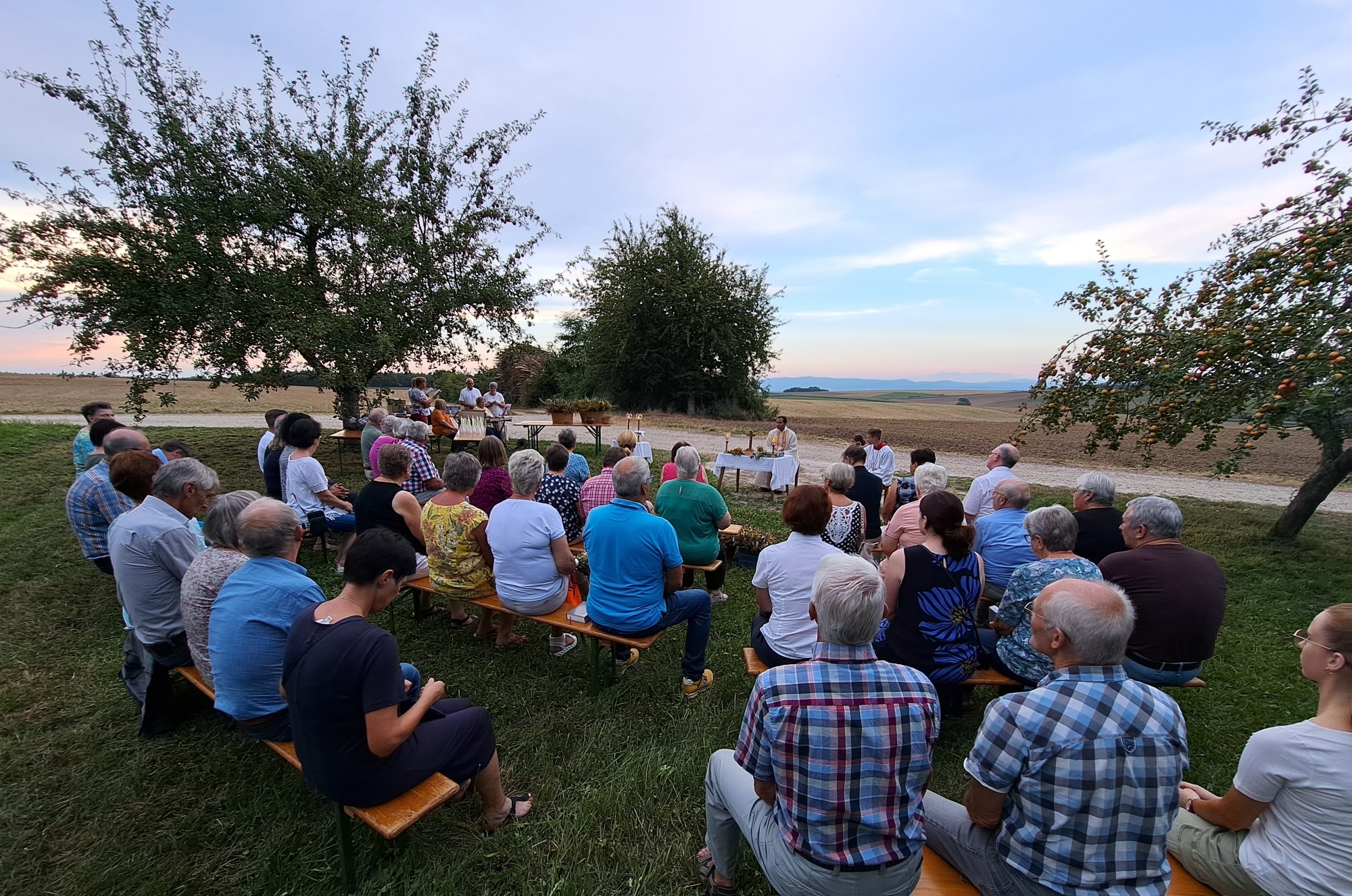 2024 08 14 Feldgottesdienst Haid Schulgarten Kraeuter Brotsegnung Mariae Himmelfahrt UA 65
