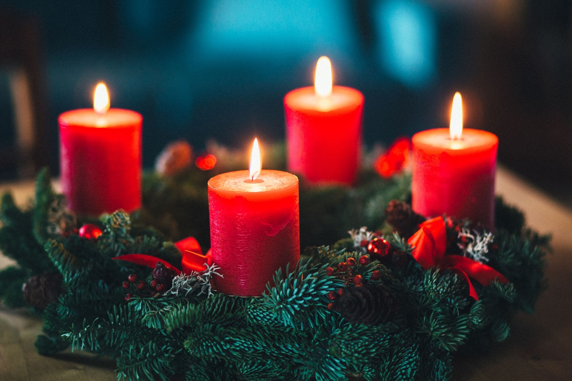 Adventskranz mit roten Kerzen