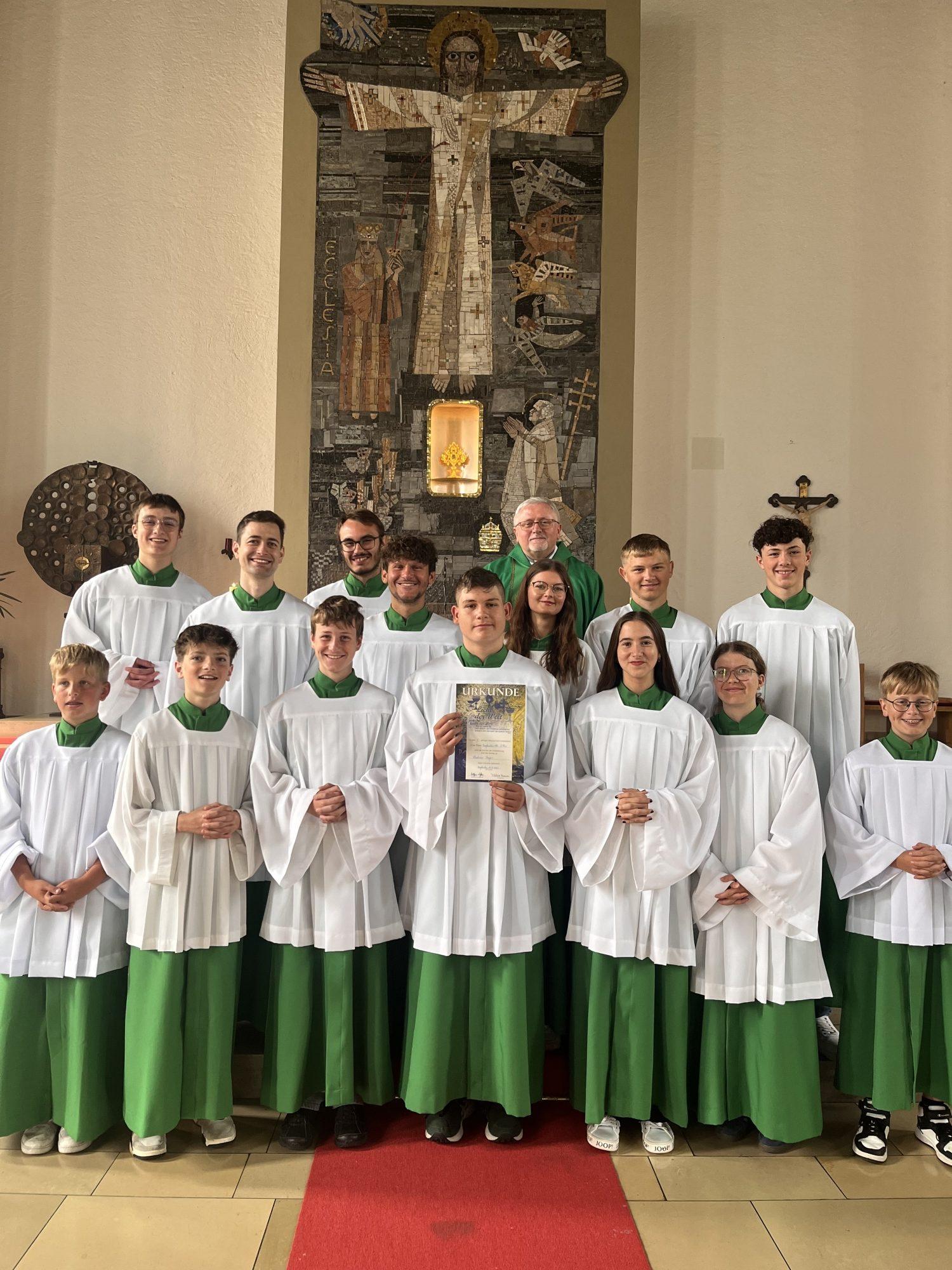 Pater Witold Kuman und seine Ministranten