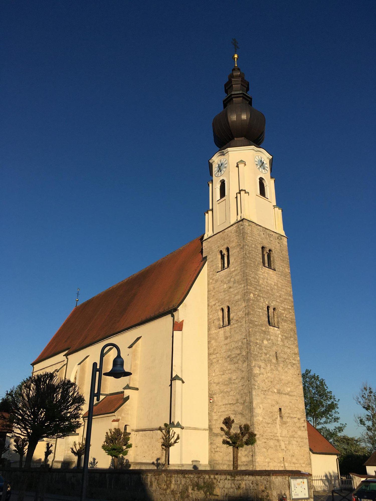 Erlach Kirche aussen Turm