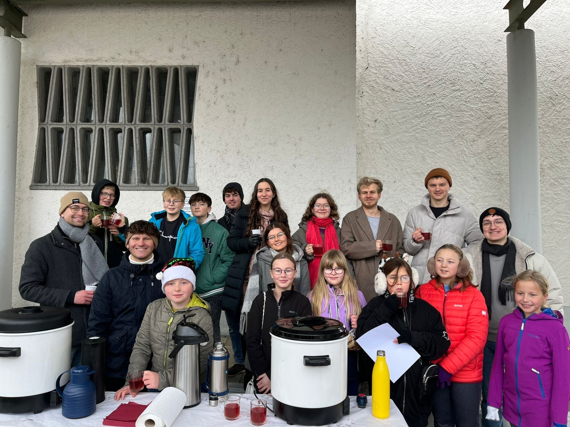 Ministranten am Glühwein- und Plätzchenstand