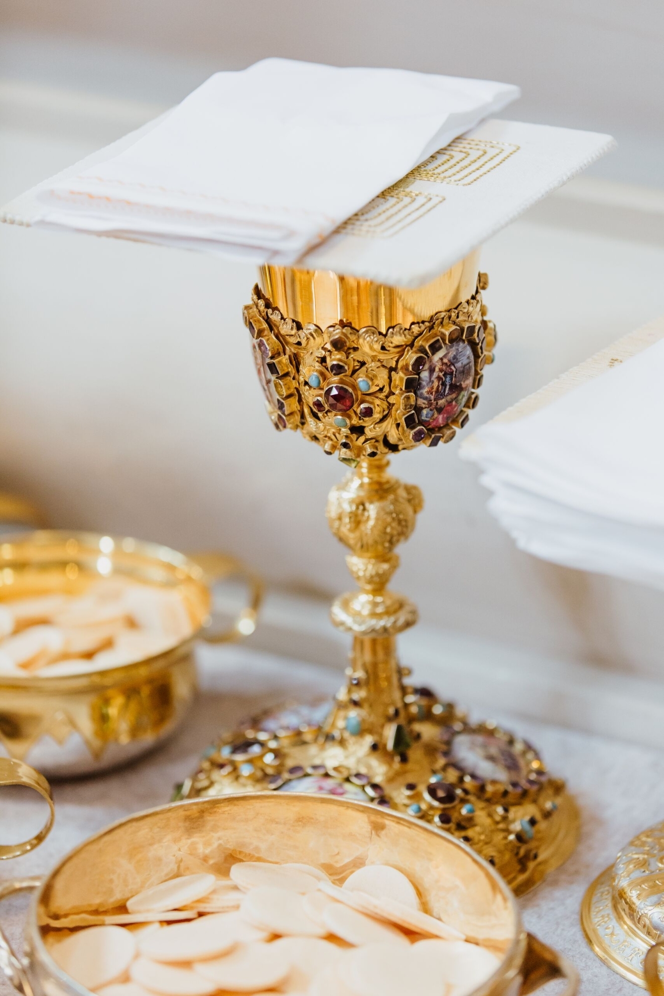 Mittel Hostien und Kelch am Altar Simona Kehl